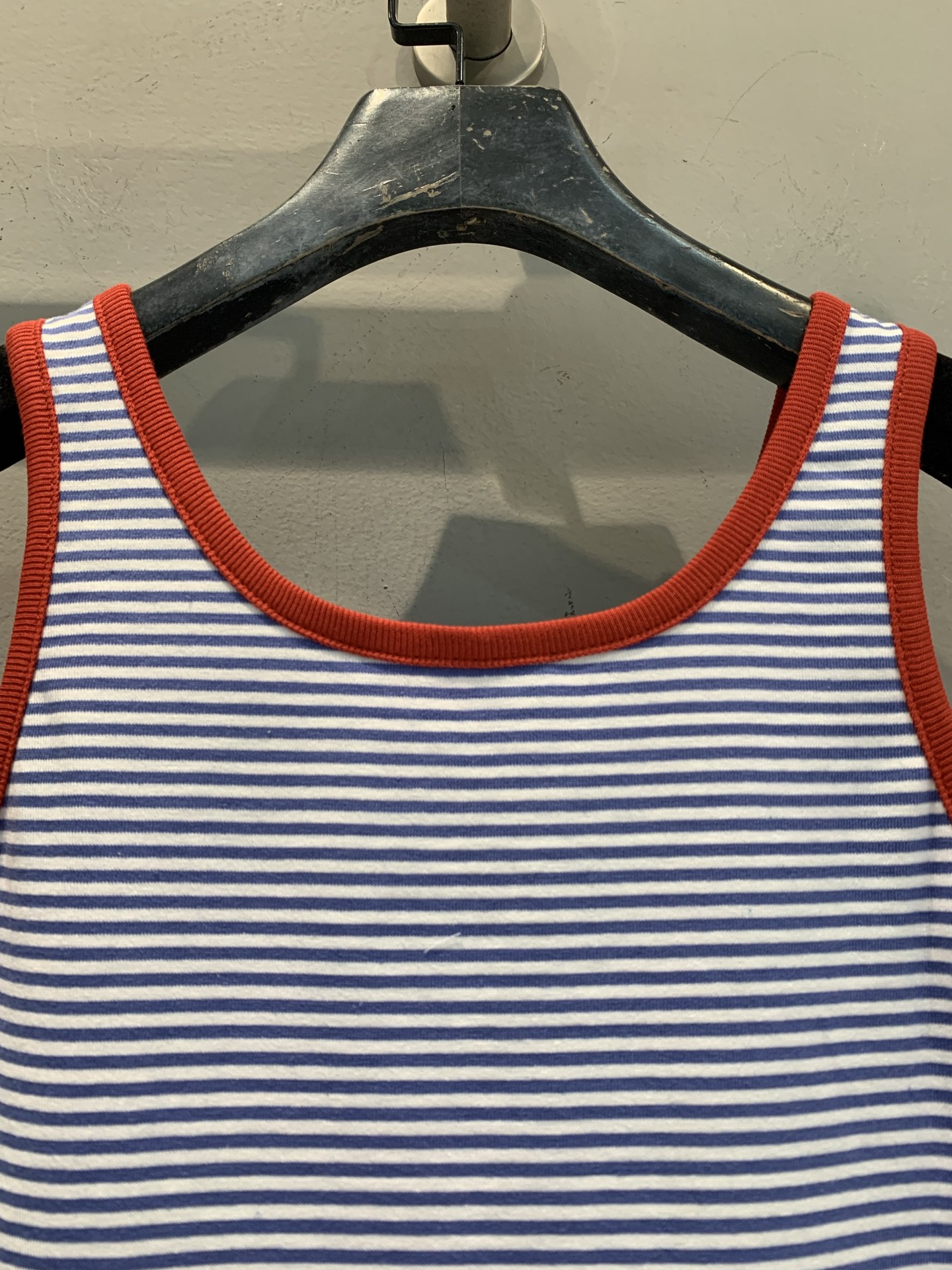 新款 原版开发 Prad*春夏系列蓝白条纹背心，红色边饰超有活力，胸前三角Logo刺绣辨识度满分✨。罗纹