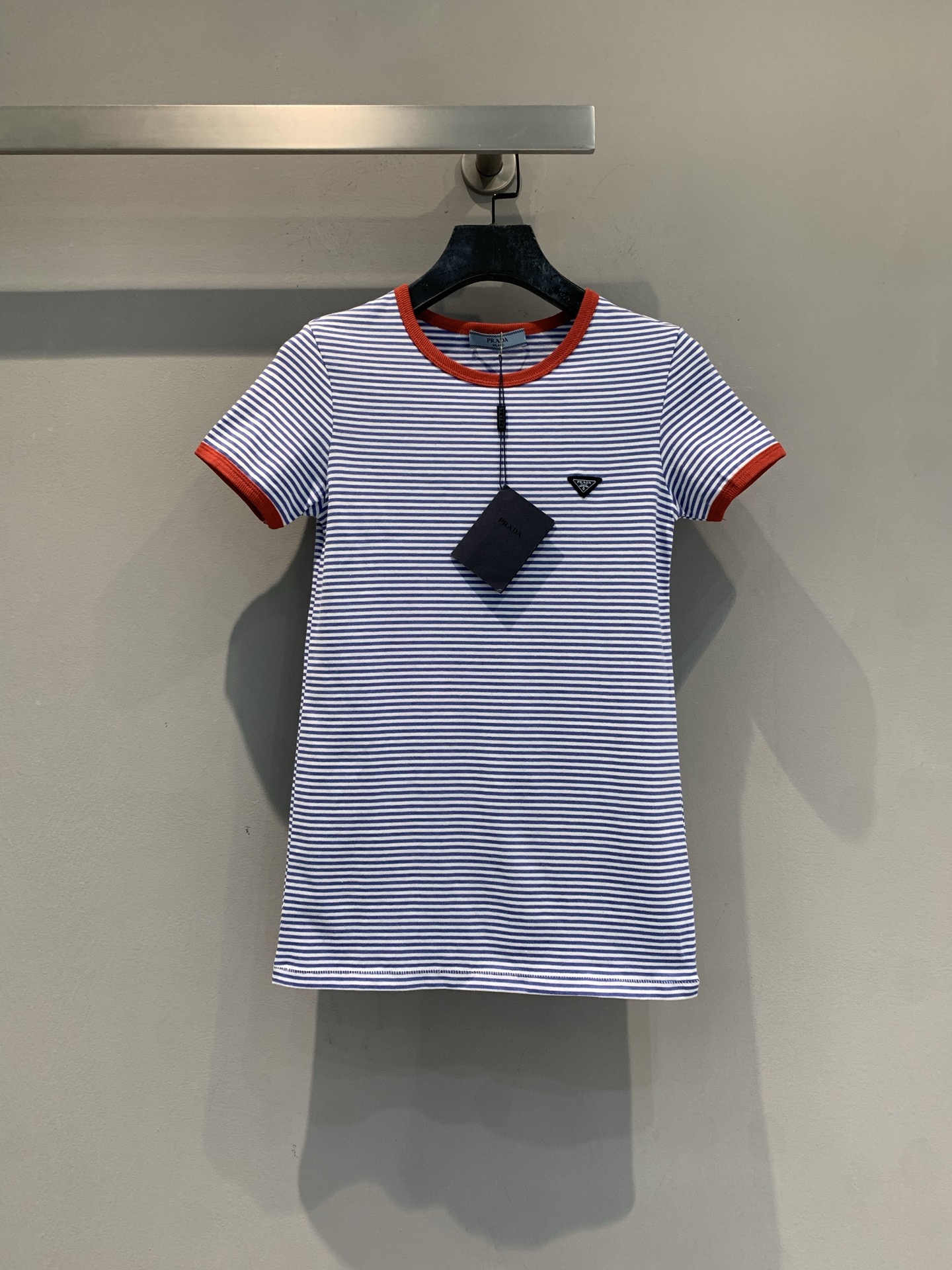NO:801344,The new model is on the way. M original development Prad* spring and summer series blue and white striped short-sleeved T-shirt, blue and white pinstripes with orange collar and cuffs, simple and energetic. The triangular enamel logo on the chest is super recognizable and full of details!  The cotton fabric is soft and breathable, making it super comfortable to wear in spring and summer. Whether commuting or casual, it is versatile with jeans and skirts, and you can easily get a refreshing and fashionable look!  Size SML,,prada,skirts,jeans,T-shirt,tees,t-shirt,19860909新款出货啦M原版开发 Prad*春夏系列蓝白条纹短袖T恤,蓝白细条纹搭配橙色领口和袖口,简约又活力满满.胸前三角珐琅Logo超有辨识度,细节感拉满！棉质面料柔软透气,春夏穿超舒服～无论通勤还是休闲,搭牛仔裤、半裙都很百搭,轻松get清爽时髦look！码数SML,,prada,skirts,jeans,T-shirt,tees，t-shirt,,Women's clothing