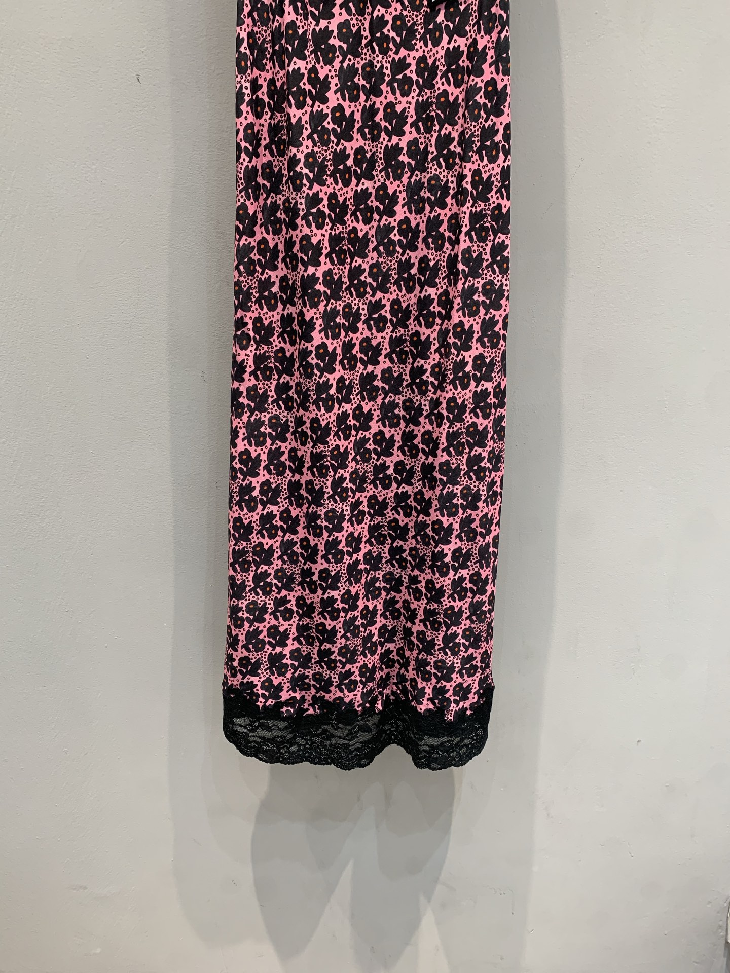 新款 原版开发 Miumi*春夏系列碎花蕾丝拼接吊带连衣裙，黑粉碎花+黑色蕾丝边，浪漫又酷感！吊带设计超