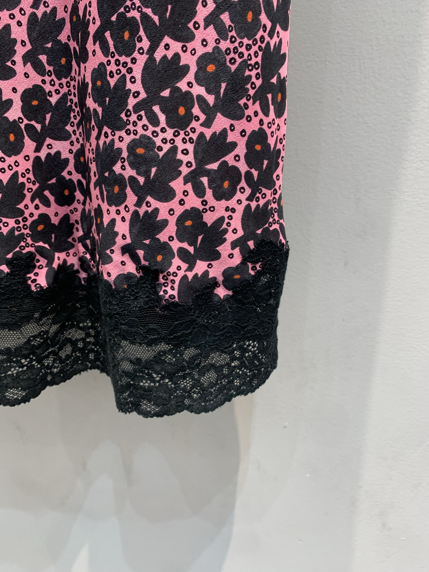 新款 原版开发 Miumi*春夏系列碎花蕾丝拼接吊带连衣裙，黑粉碎花+黑色蕾丝边，浪漫又酷感！吊带设计超