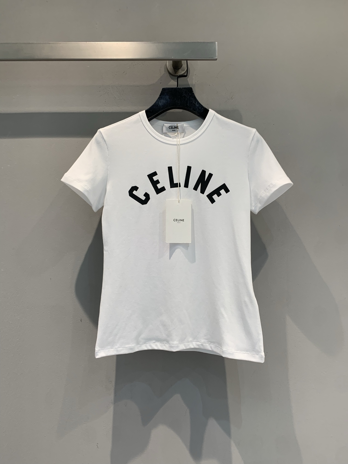 NO:835819,The new model is shipping. The original development of Celin*'s new spring and summer fashionable and versatile letter-printed short-sleeved T-shirt is made of stretch cotton fabric, which is close-fitting, comfortable and breathable. It is perfect for spring and summer!  The black curved 'CELINE' letters on the chest are simple and recognizable. The slightly wide version is super friendly to the figure. It is OK to wear alone or layered with suits and jackets, and it is easy to switch styles. It can be easily used for daily commuting and going out on the street. It is a must-have and versatile item for the spring and summer wardrobe!  Size SML,,celine,jackets & coats,T-shirt,tees,t-shirt,business suit,19860909新款出货啦 原版开发 Celin*春夏新款时髦百搭字母印花短袖T恤,采用弹力棉质面料,贴身舒适又透气,春夏穿超合适！胸口黑色弧形“CELINE”字母,简约又有辨识度.微阔版型对身材超友好,单穿或叠搭西装、外套都很OK,轻松切换风格.日常通勤、出街都能轻松驾驭,是春夏衣橱必备百搭单品！码数SML,,celine,jackets & coats,T-shirt,tees，t-shirt,business suit,,Women's clothing