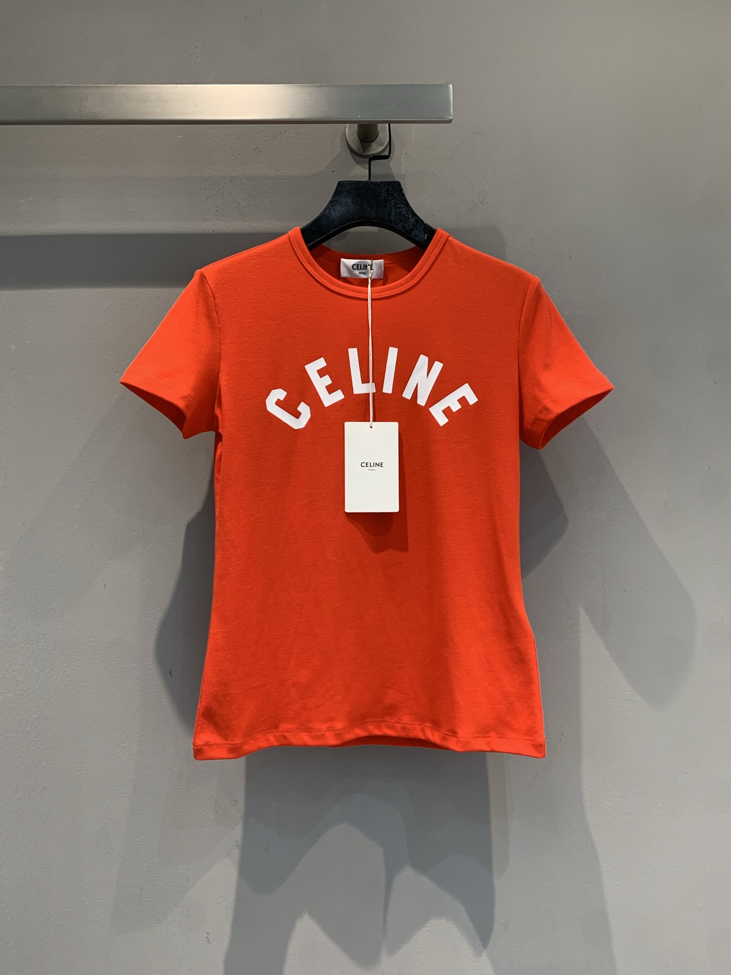 NO:835829,The new model is shipping. The original development of Celin*'s new spring and summer fashionable and versatile letter-printed short-sleeved T-shirt is made of stretch cotton fabric, which is close-fitting, comfortable and breathable. It is perfect for spring and summer!  The white curved 'CELINE' letters on the chest are simple and recognizable. The slightly wide version is super friendly to the figure. It is OK to wear alone or layered with suits and jackets, and it is easy to switch styles. It can be easily used for daily commuting and going out on the street. It is a must-have and versatile item for the spring and summer wardrobe!  Size SML,,celine,jackets & coats,T-shirt,tees,t-shirt,business suit,19860909新款出货啦 原版开发 Celin*春夏新款时髦百搭字母印花短袖T恤,采用弹力棉质面料,贴身舒适又透气,春夏穿超合适！胸口白色弧形“CELINE”字母,简约又有辨识度.微阔版型对身材超友好,单穿或叠搭西装、外套都很OK,轻松切换风格.日常通勤、出街都能轻松驾驭,是春夏衣橱必备百搭单品！码数SML,,celine,jackets & coats,T-shirt,tees，t-shirt,business suit,,Women's clothing