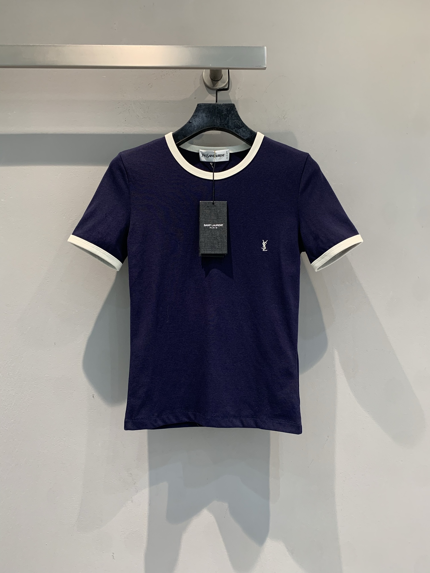 NO:835801,The new model is shipped. The original development YSL spring and summer new fashionable and versatile contrasting color round neck short-sleeved T-shirt, navy blue background + milk white binding, simple and detailed. The YSL embroidered logo on the chest is low-key and exquisite, and the knitted cotton blend material is skin-friendly and breathable, and super comfortable to wear!  The slim cut fits your body shape, making it easy to manage both daily commuting and leisure. Pair it with jeans or high-waisted pants for a retro casual style. A must-have and versatile item in your wardrobe, you can easily enhance your temperament!  Code number SML,,saint laurent,jeans,T-shirt,tees,t-shirt,19860909新款出货啦 原版开发 YSL春夏新款时髦百搭撞色圆领短袖T恤,藏青底色+奶白包边,简约又有细节感.胸口YSL刺绣Logo低调精致,针织棉混纺材质,亲肤透气,穿着超舒适！修身剪裁贴合身形,日常通勤、休闲都能轻松驾驭,搭配牛仔裤或高腰裤,复古休闲风get.衣橱必备百搭单品,轻松提升气质！码数SML,,saint laurent,jeans,T-shirt,tees，t-shirt,,Women's clothing
