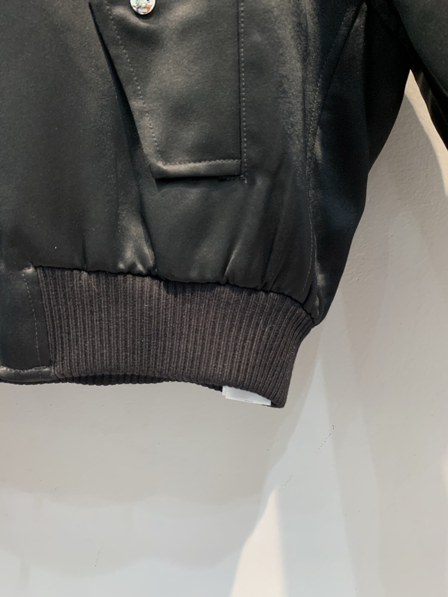 新款 原版开发 Celin*早春新款黑色短款飞行夹克，高品质皮革+连帽设计，帽子可拆卸，轻松切换风格！金