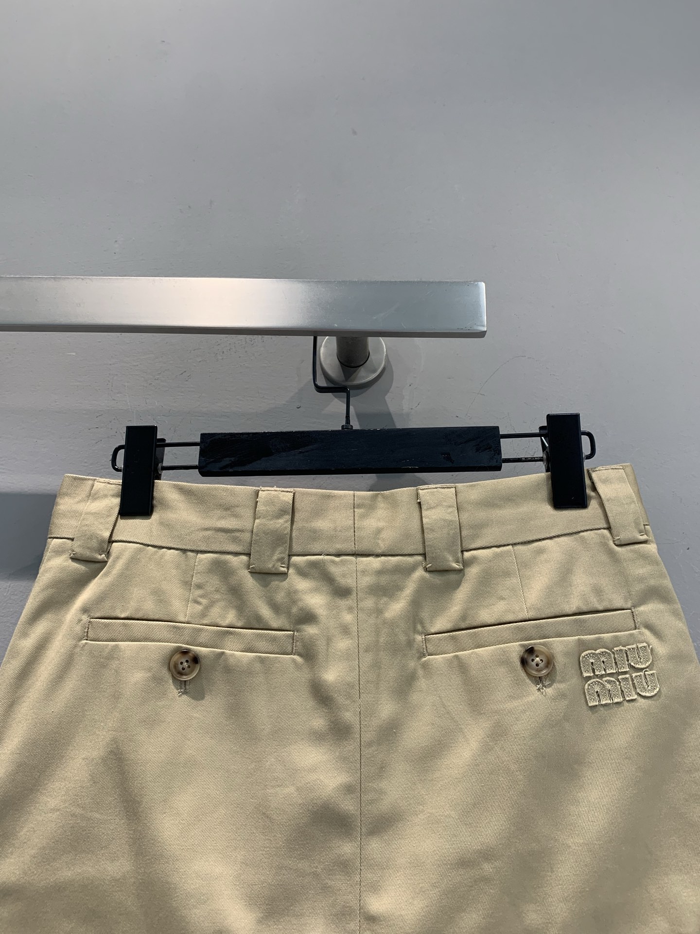 新款 原版开发 Miumi*春夏系列假两件卡其色半裙，采用高品质棉质面料，触感柔软又挺括。蓝白条纹拼接底