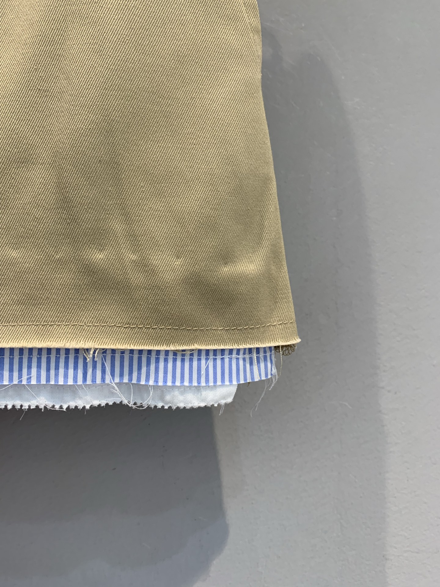 新款 原版开发 Miumi*春夏系列假两件卡其色半裙，采用高品质棉质面料，触感柔软又挺括。蓝白条纹拼接底