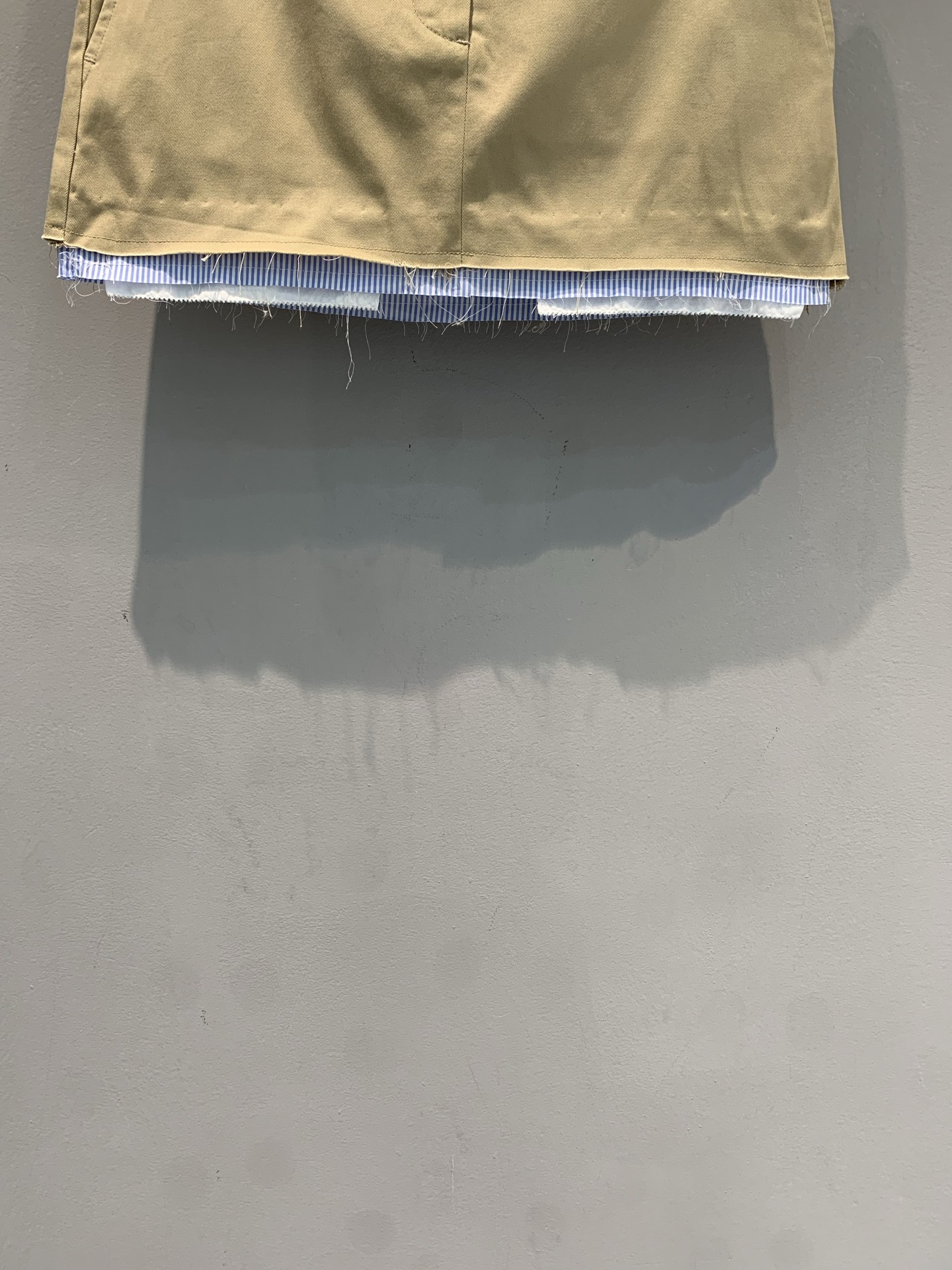 新款 原版开发 Miumi*春夏系列假两件卡其色半裙，采用高品质棉质面料，触感柔软又挺括。蓝白条纹拼接底