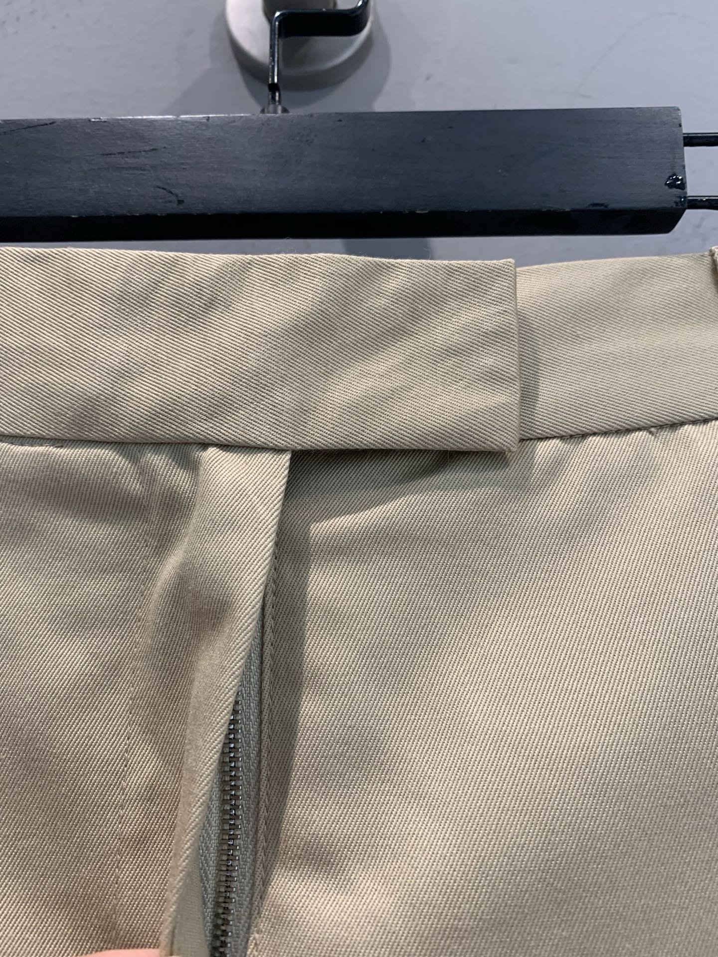 新款 原版开发 Miumi*春夏系列假两件卡其色半裙，采用高品质棉质面料，触感柔软又挺括。蓝白条纹拼接底