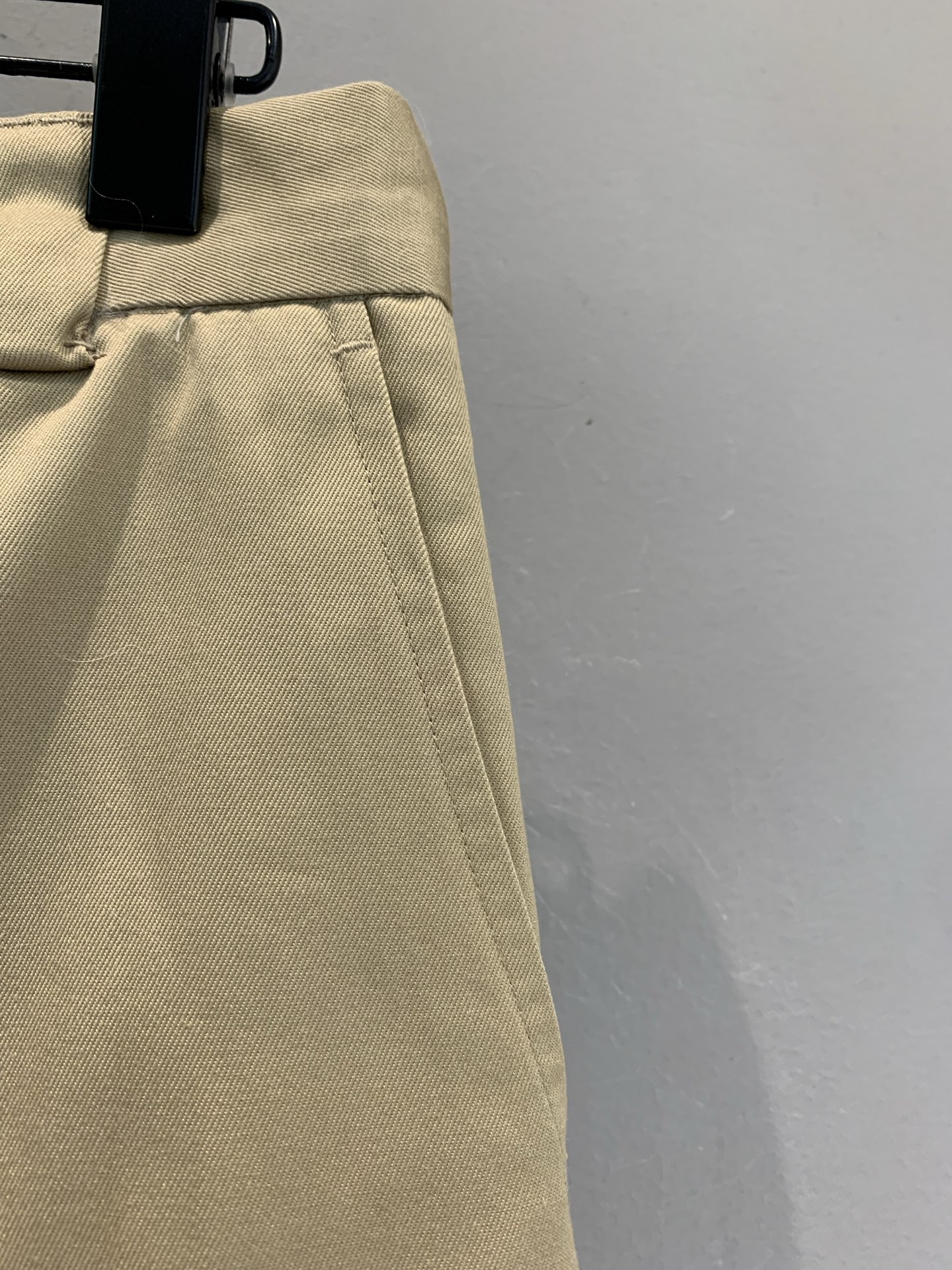 新款 原版开发 Miumi*春夏系列假两件卡其色半裙，采用高品质棉质面料，触感柔软又挺括。蓝白条纹拼接底