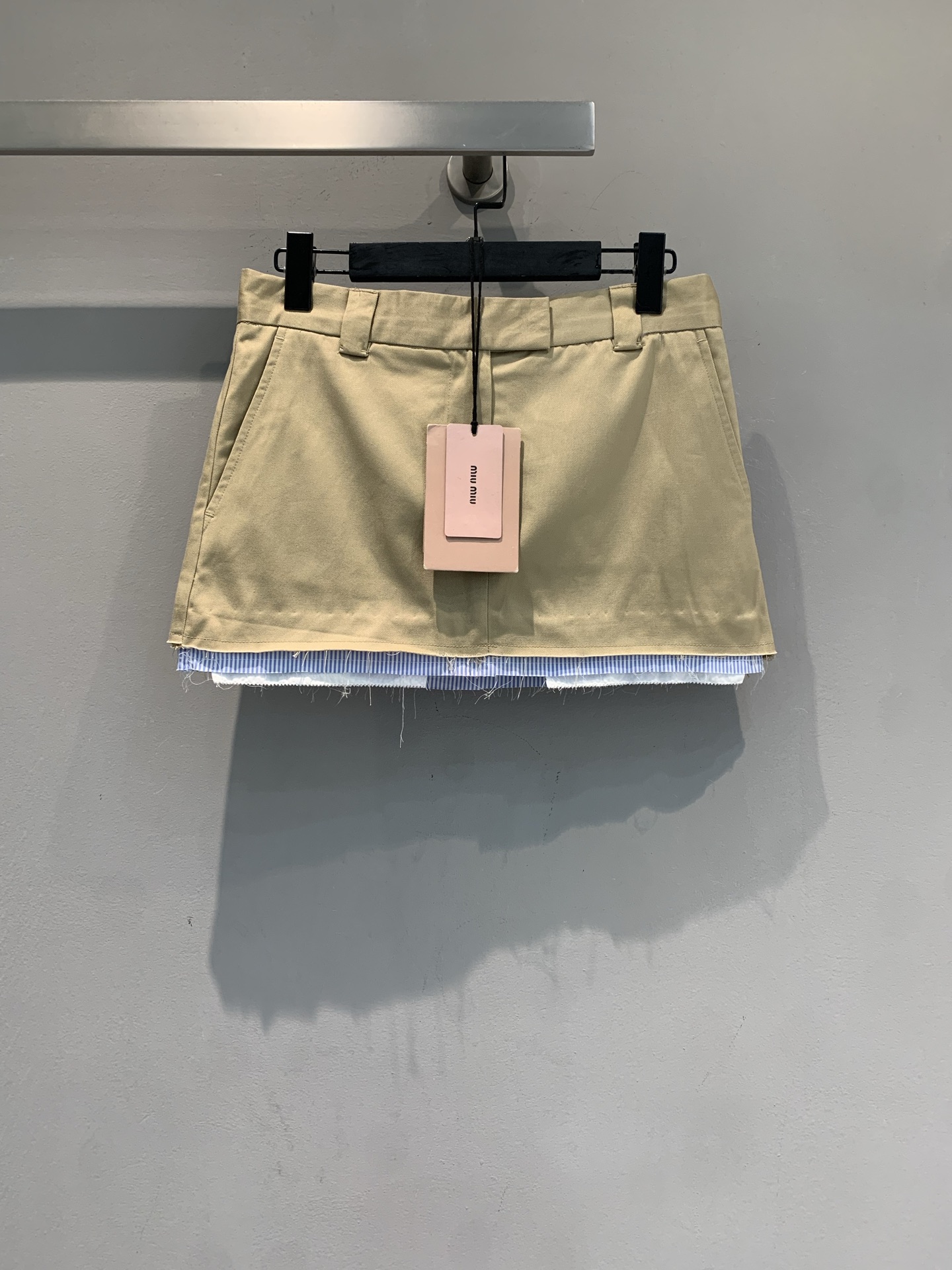 新款 原版开发 Miumi*春夏系列假两件卡其色半裙，采用高品质棉质面料，触感柔软又挺括。蓝白条纹拼接底