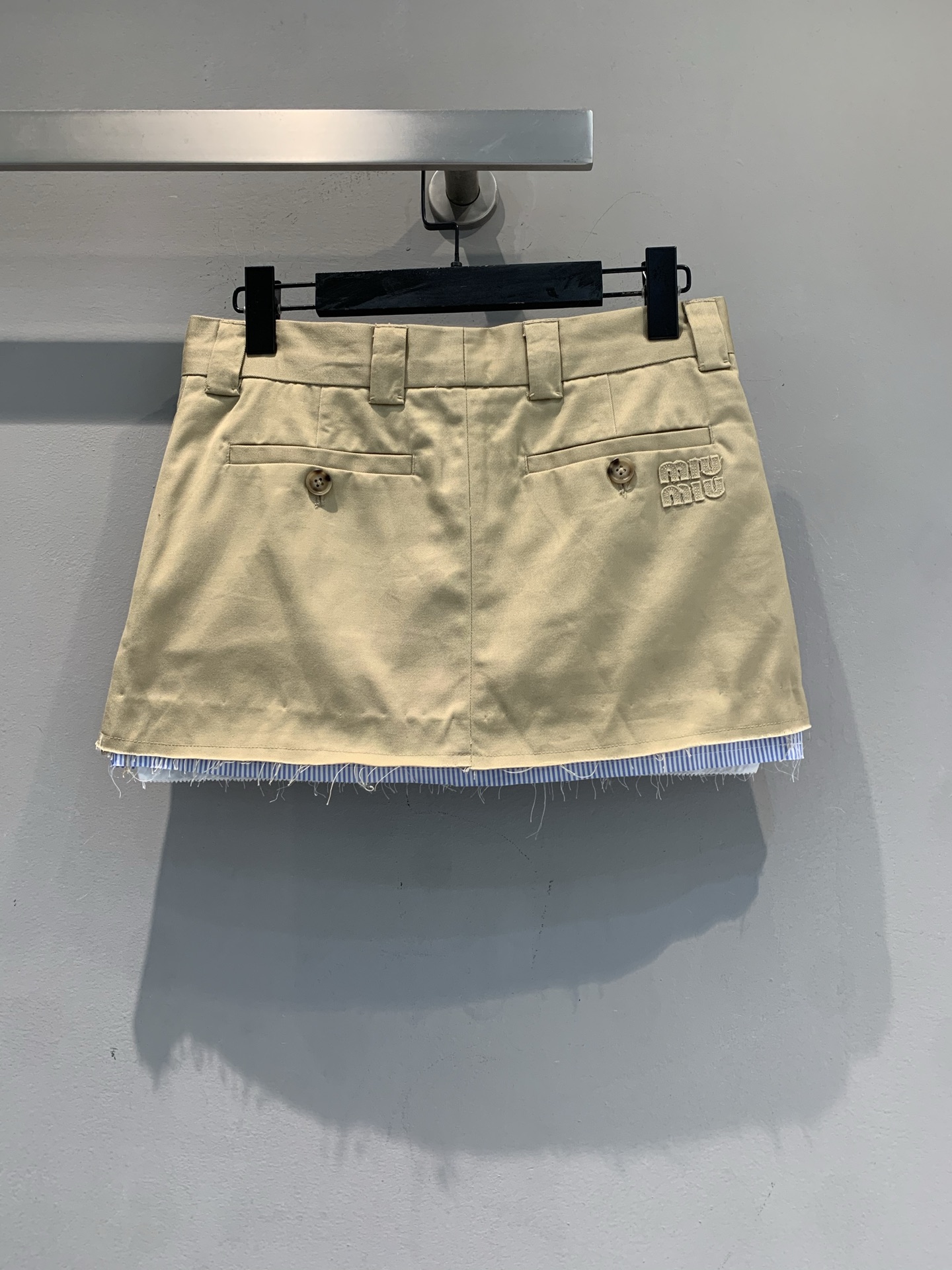 新款 原版开发 Miumi*春夏系列假两件卡其色半裙，采用高品质棉质面料，触感柔软又挺括。蓝白条纹拼接底