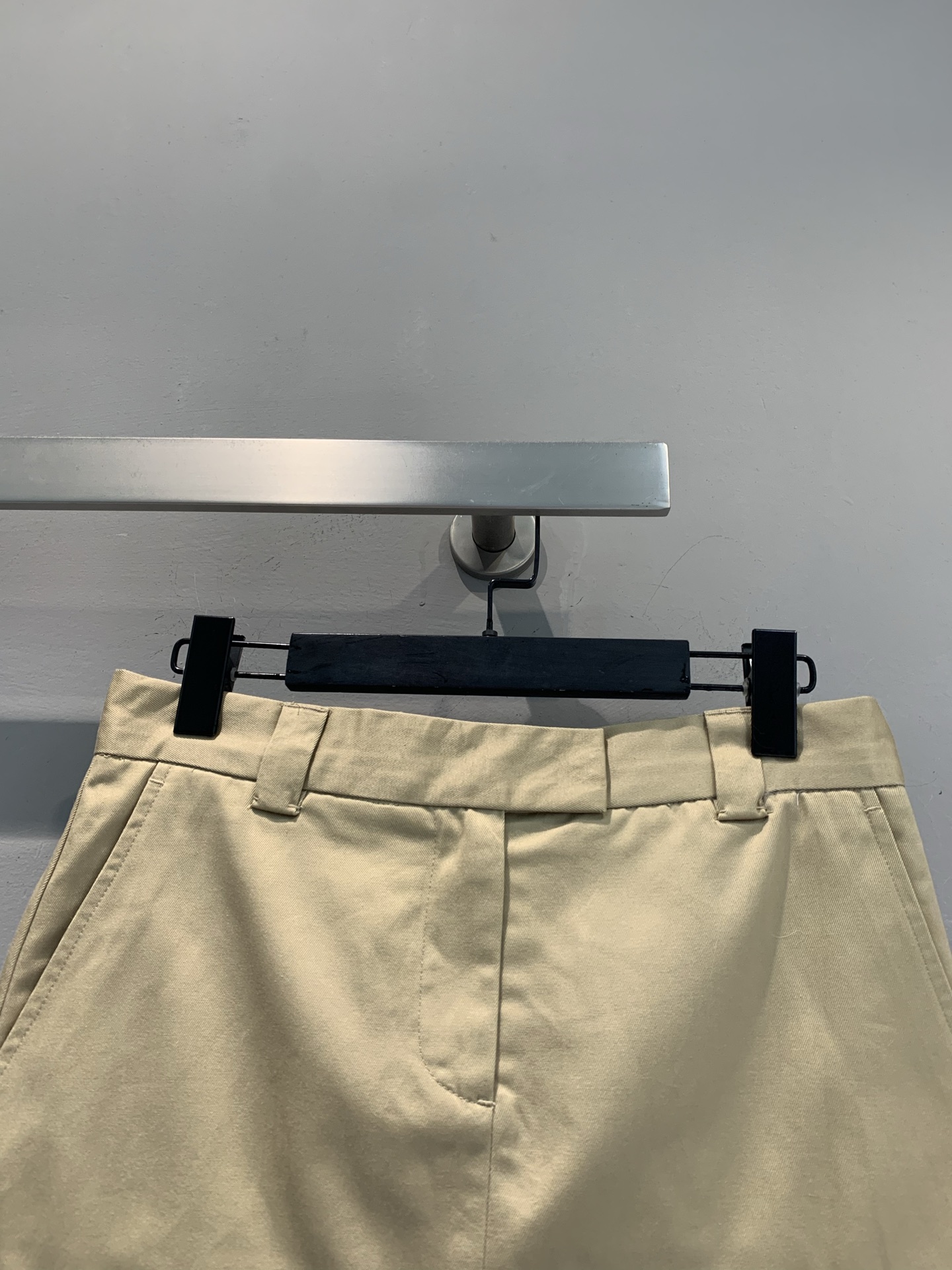 新款 原版开发 Miumi*春夏系列假两件卡其色半裙，采用高品质棉质面料，触感柔软又挺括。蓝白条纹拼接底
