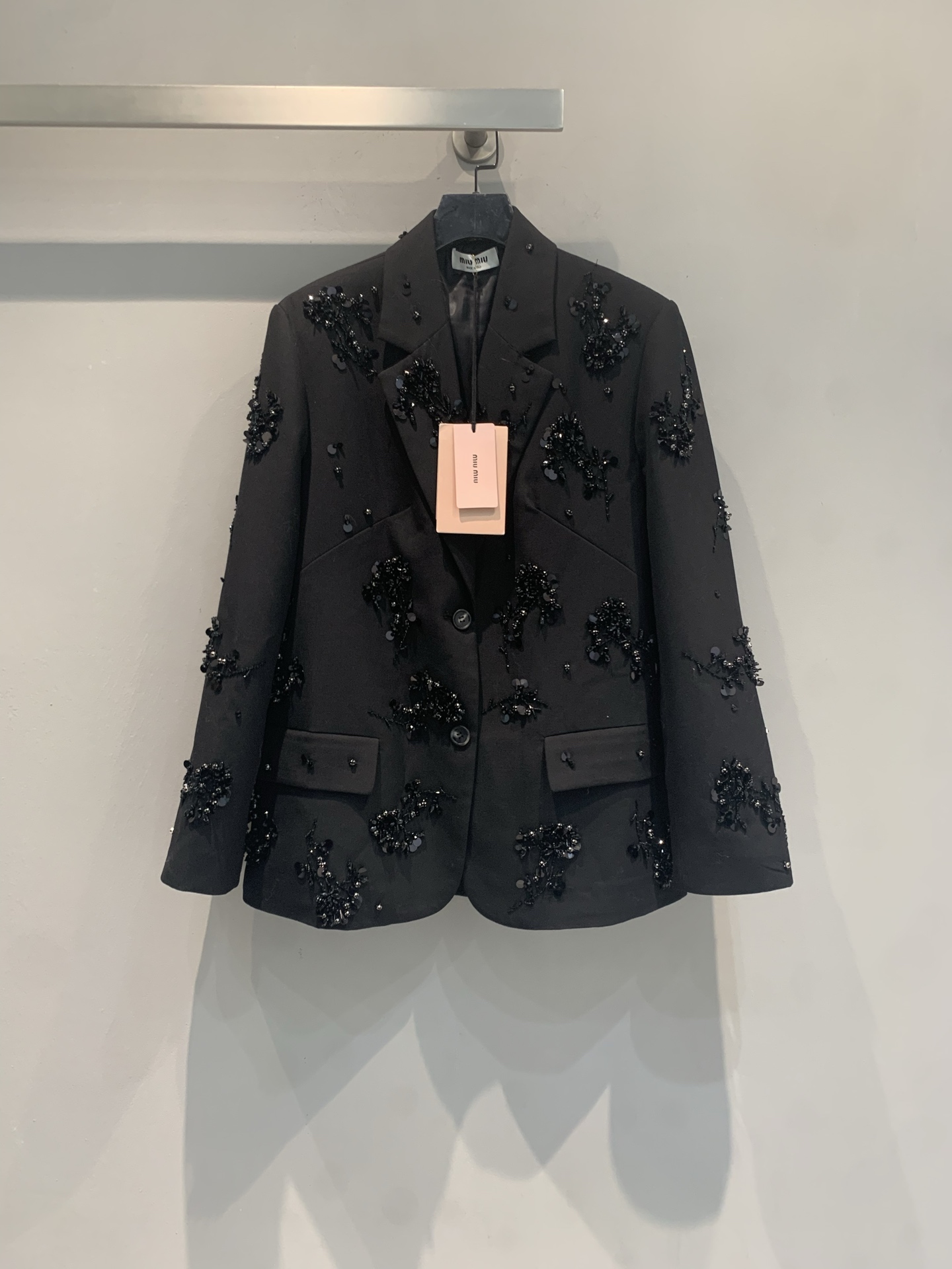 NO:832393,The new model is shipping. The original development Miumi* early spring new fashionable retro heavy beading embroidery jacket, black composite fabric + heavy beading, the floral pattern is super exquisite!  Lapel + double-breasted design, classic and fashionable, very elegant for spring and autumn ~ beading details blingbling under the light, fully eye-catching. It can be easily controlled whether commuting or formal occasions, elegant and personalized. Size SML,, miumiu, jackets & coats,19860909新款出货啦原版开发 Miumi*早春新款时髦复古重工钉珠刺绣外套,黑色复合面料+重工钉珠,花卉图案超精致！翻领+双排扣设计,经典又时髦,春秋穿超有气质～钉珠细节在光线下blingbling,吸睛力满分.无论通勤还是正式场合都能轻松驾驭,优雅又有个性.码数SML,,miumiu,jackets & coats,,Women's clothing