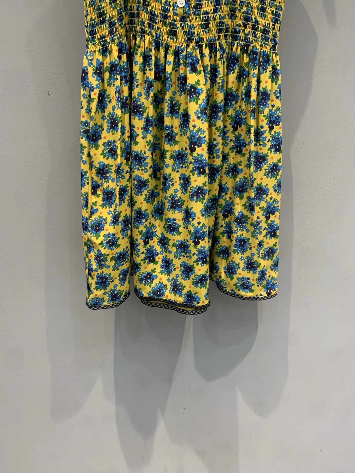 新款 原版开发 Miumi*春夏系列黄蓝碎花吊带裙，复古文艺风满满，夏日氛围感直接拉满！轻薄面料+收腰A