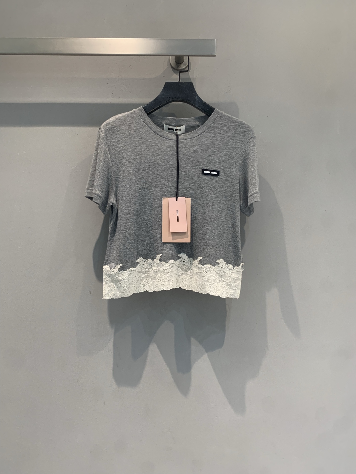 NO:802620,The new model is shipped. M original development Miumi* spring and summer series gray lace splicing short-sleeved T-shirt, soft cotton fabric, skin-friendly and breathable, super comfortable to wear in summer!  The white lace at the hem is exquisite and layered. The short design optimizes body proportions. Pair it with a high-waisted skirt or jeans, and you can easily get a sweet and cool girly style. The gray color is low-key and versatile, and it is perfect for daily outings, dates, and photo shoots. The brand logo on the chest is perfect for recognition. Sizes are SML, miumiu, skirts, jeans, T-shirts, tees, t-shirts,19860909新款出货啦M原版开发 Miumi*春夏系列灰色蕾丝拼接短袖T恤,柔软棉质面料,亲肤透气,夏天穿超舒服！下摆白色蕾丝花边,精致又有层次感.短款设计优化身材比例,搭配高腰裙或牛仔裤,轻松get甜酷少女风～灰色低调百搭,日常出街、约会、拍照都很出片.胸前品牌标识,辨识度满分.码数SML,,miumiu,skirts,jeans,T-shirt,tees，t-shirt,,Women's clothing