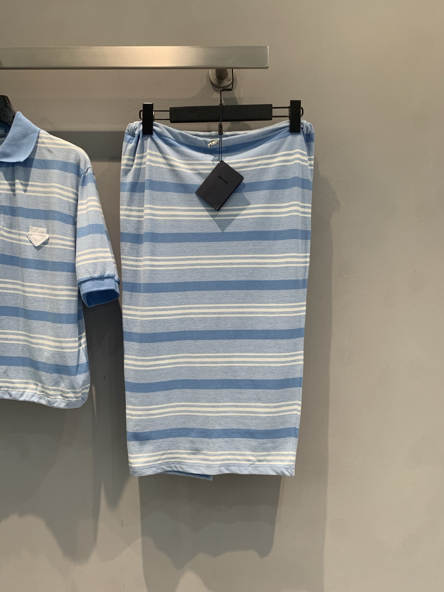 NO:802603,The new model has been shipped. The original developed Prad* blue and white striped suit, short-sleeved Polo shirt + high waist hip skirt, the knitted fabric is soft and comfortable, perfect for spring and summer!  The blue and white stripes are fresh and simple, the Polo shirt is loose, and the skirt is slim and curved, making it easy to create an elegant and casual style. Designed in the same color, it looks better when paired with a belt or high heels. It can be easily used for commuting, vacationing, and daily life. It is fashionable and practical!  Size SML,,prada,high heels,skirts,T-shirt,19860909新款出货啦 原版开发 Prad*蓝白条纹套装,短袖Polo衫+高腰包臀裙,针织面料柔软舒适,春夏穿超合适！蓝白条纹清新简约,Polo衫宽松,裙子修身显曲线,轻松打造优雅随性风.同色系设计,搭配腰带或高跟鞋更出彩,通勤、度假、日常都能轻松驾驭,时髦又实用！码数SML,,prada,high heels,skirts,T-shirt,,Women's clothing