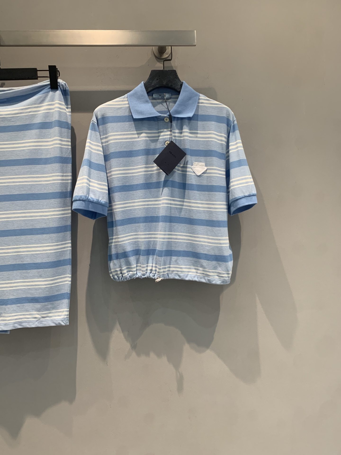 NO:802626,The new top is on the way, originally developed by Prad* blue and white striped suit, short-sleeved Polo shirt + high waist hip skirt, the knitted fabric is soft and comfortable, perfect for spring and summer!  The blue and white stripes are fresh and simple, the Polo shirt is loose, and the skirt is slim and curved, making it easy to create an elegant and casual style. Designed in the same color, it looks better when paired with a belt or high heels. It can be easily used for commuting, vacationing, and daily life. It is fashionable and practical!  Size SML,,prada,high heels,skirts,T-shirt,19860909新款出货啦上衣 原版开发 Prad*蓝白条纹套装,短袖Polo衫+高腰包臀裙,针织面料柔软舒适,春夏穿超合适！蓝白条纹清新简约,Polo衫宽松,裙子修身显曲线,轻松打造优雅随性风.同色系设计,搭配腰带或高跟鞋更出彩,通勤、度假、日常都能轻松驾驭,时髦又实用！码数SML,,prada,high heels,skirts,T-shirt,,Women's clothing