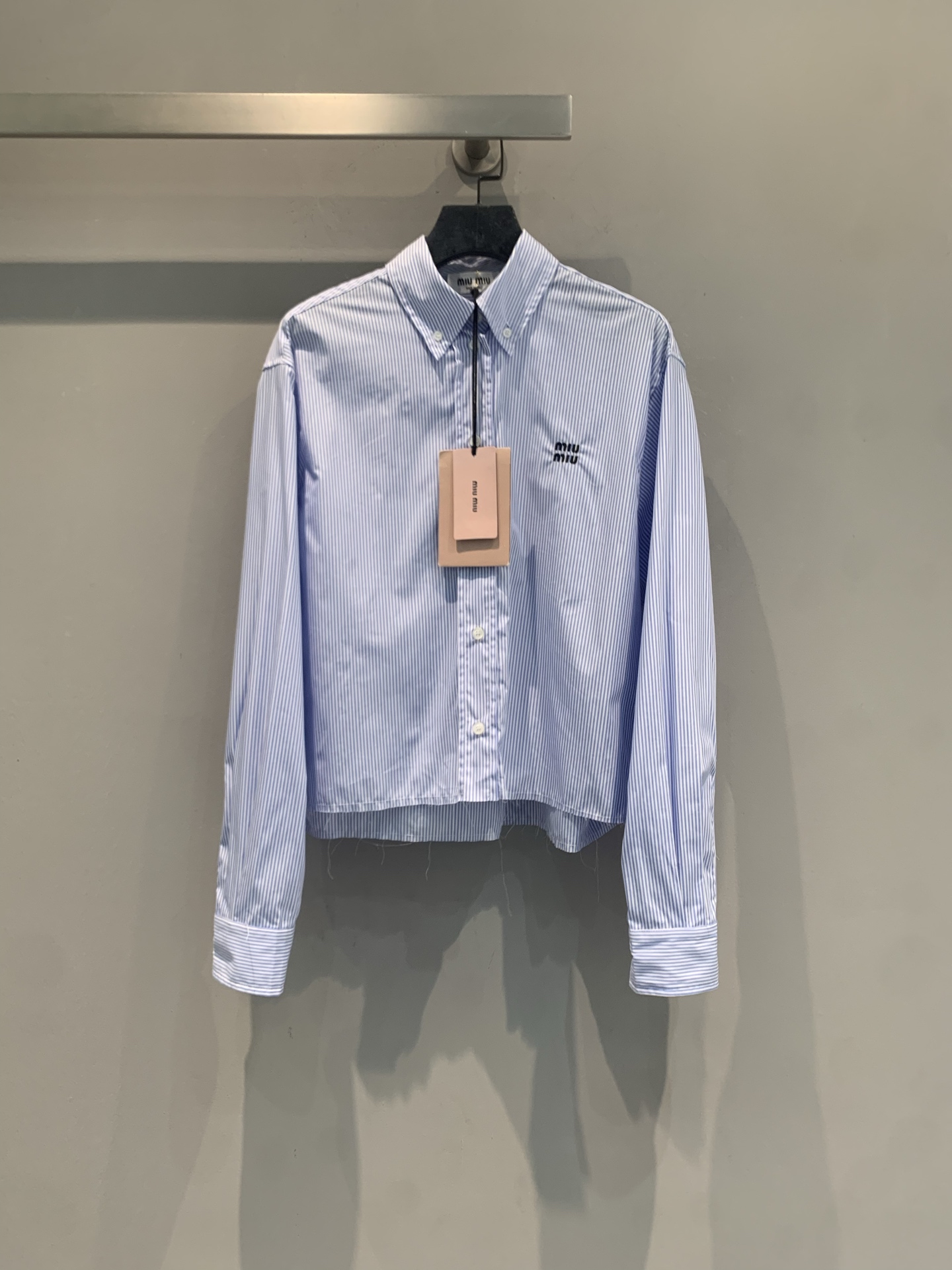 新款 原版开发 Miumi*春夏系列蓝白竖条纹衬衫，经典设计+品牌刺绣，辨识度超高✨。高品质棉质，柔软透