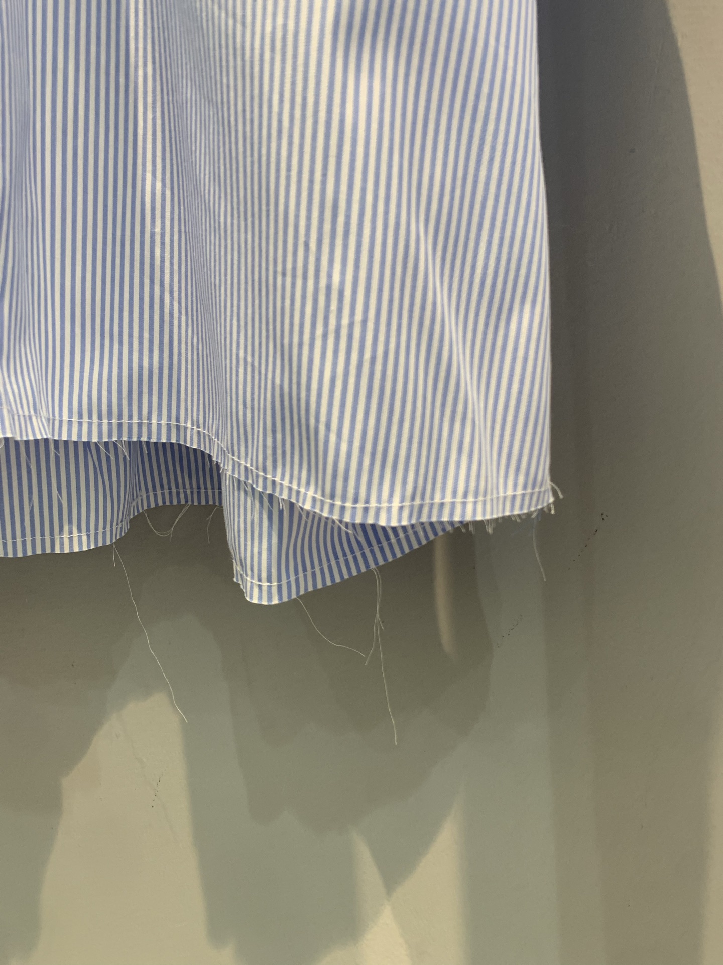 新款 原版开发 Miumi*春夏系列蓝白竖条纹衬衫，经典设计+品牌刺绣，辨识度超高✨。高品质棉质，柔软透