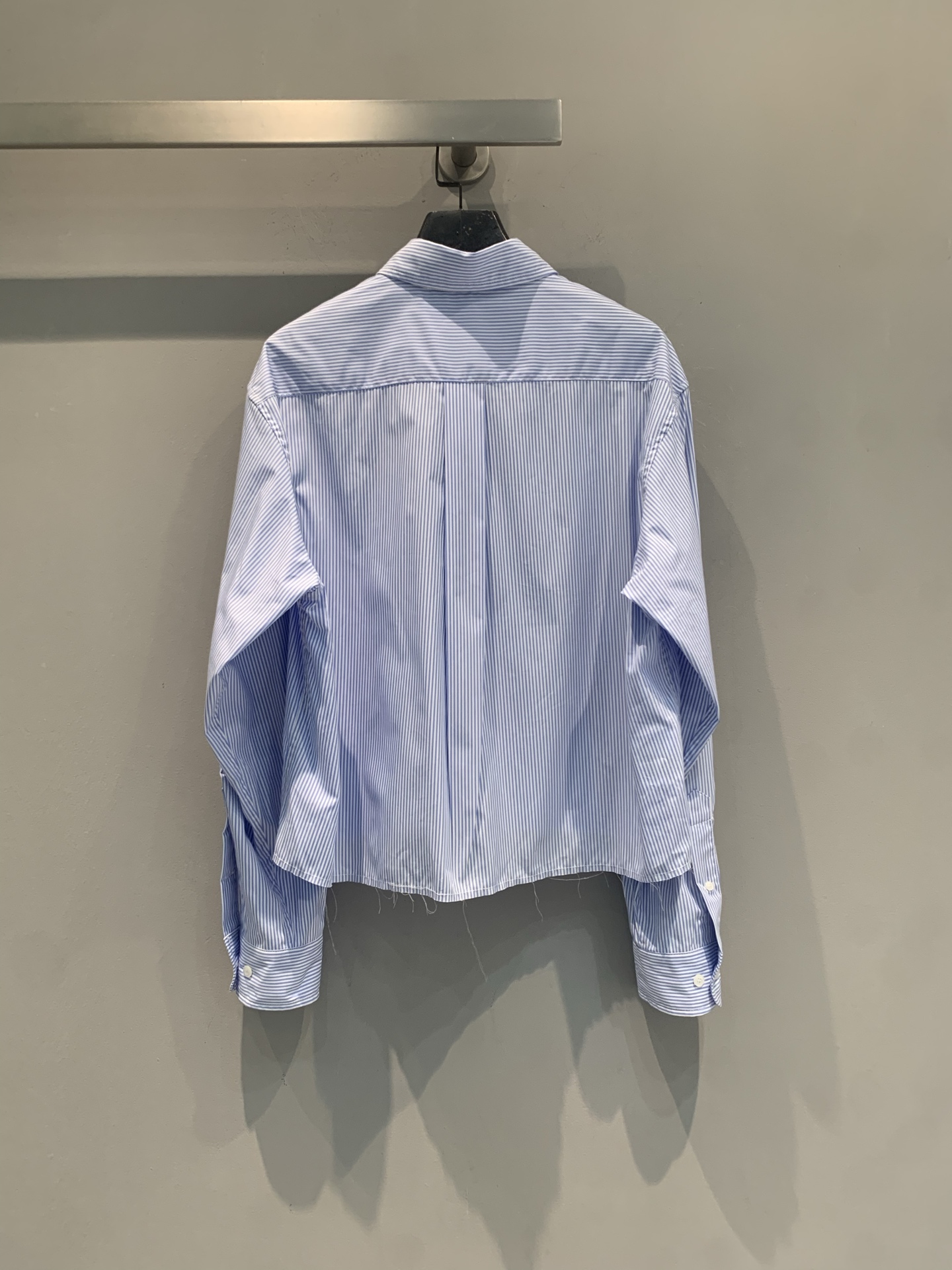 新款 原版开发 Miumi*春夏系列蓝白竖条纹衬衫，经典设计+品牌刺绣，辨识度超高✨。高品质棉质，柔软透