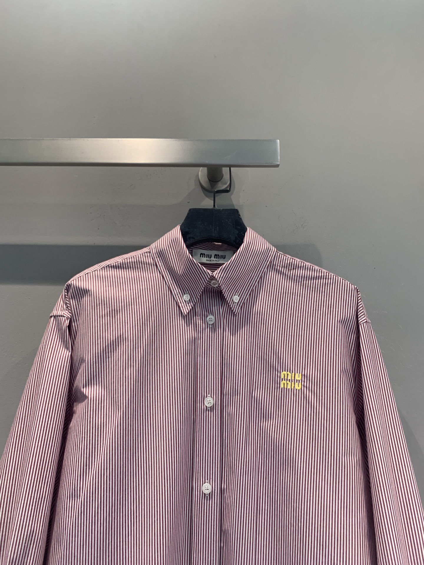 新款 原版开发 Miumi*春夏系列粉色刺绣logo细条纹衬衫，棉质面料柔软舒适，日常穿着超友好。左胸黄