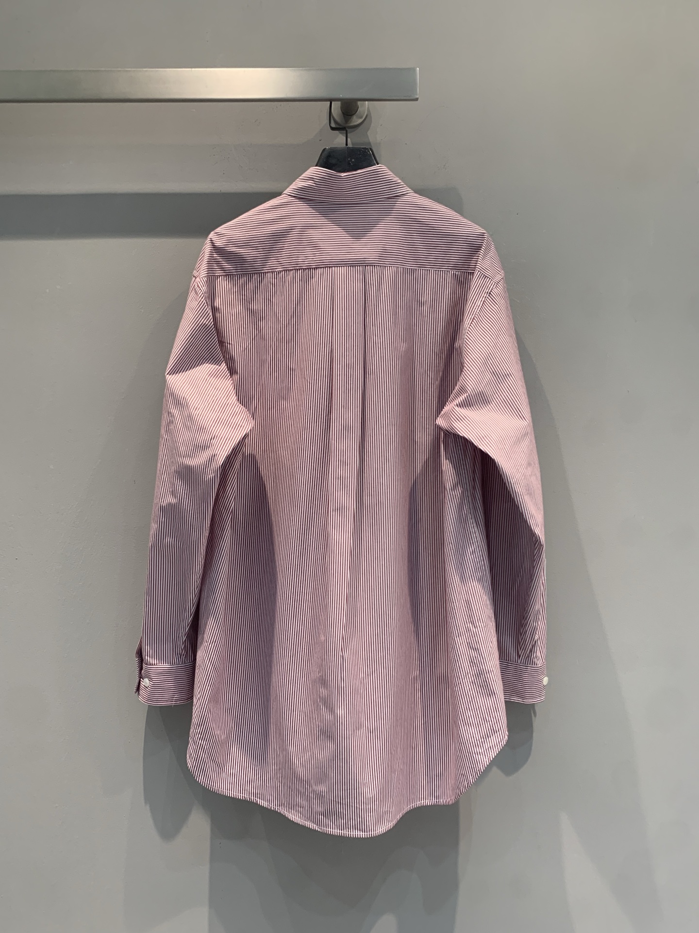 新款 原版开发 Miumi*春夏系列粉色刺绣logo细条纹衬衫，棉质面料柔软舒适，日常穿着超友好。左胸黄