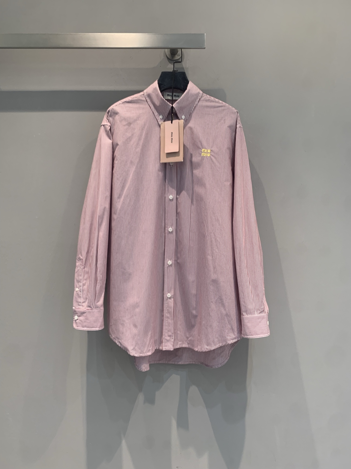 新款 原版开发 Miumi*春夏系列粉色刺绣logo细条纹衬衫，棉质面料柔软舒适，日常穿着超友好。左胸黄