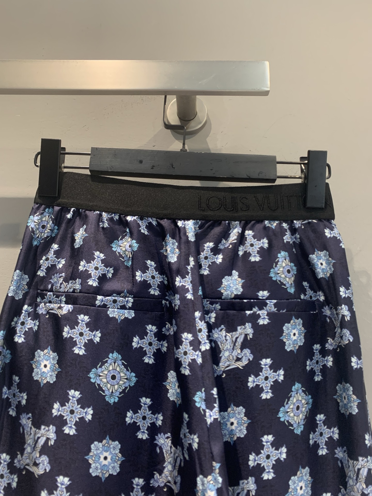 新款 原版开发 L家春夏系列经典老花真丝阔腿裤，藏蓝底色+经典老花暗纹，低调又有辨识度✨。高腰阔腿设计，