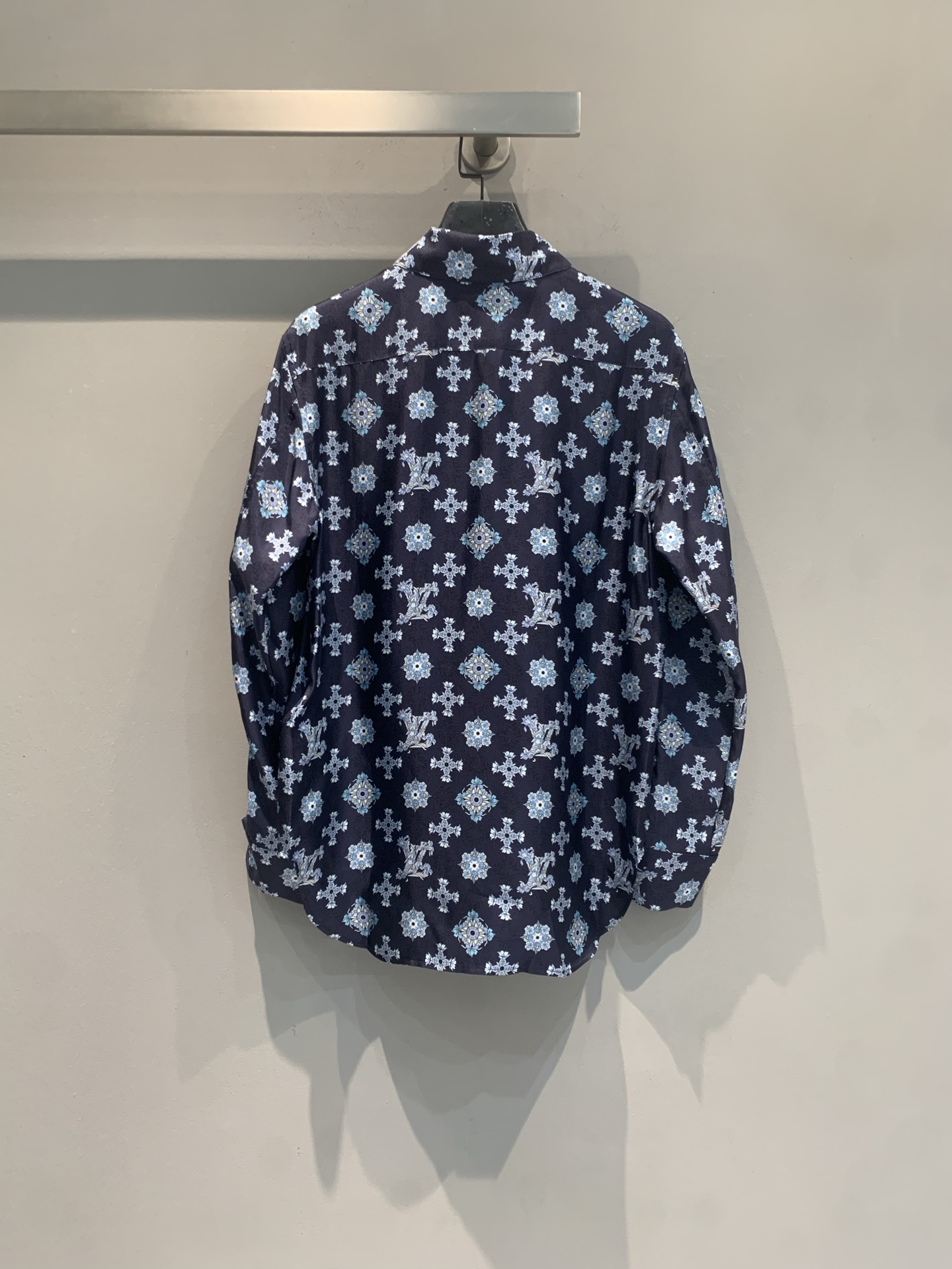 新款 原版开发 L家春夏系列经典Monogram老花衬衫，深蓝底色+白色花纹，品牌辨识度超高✨。高品质棉