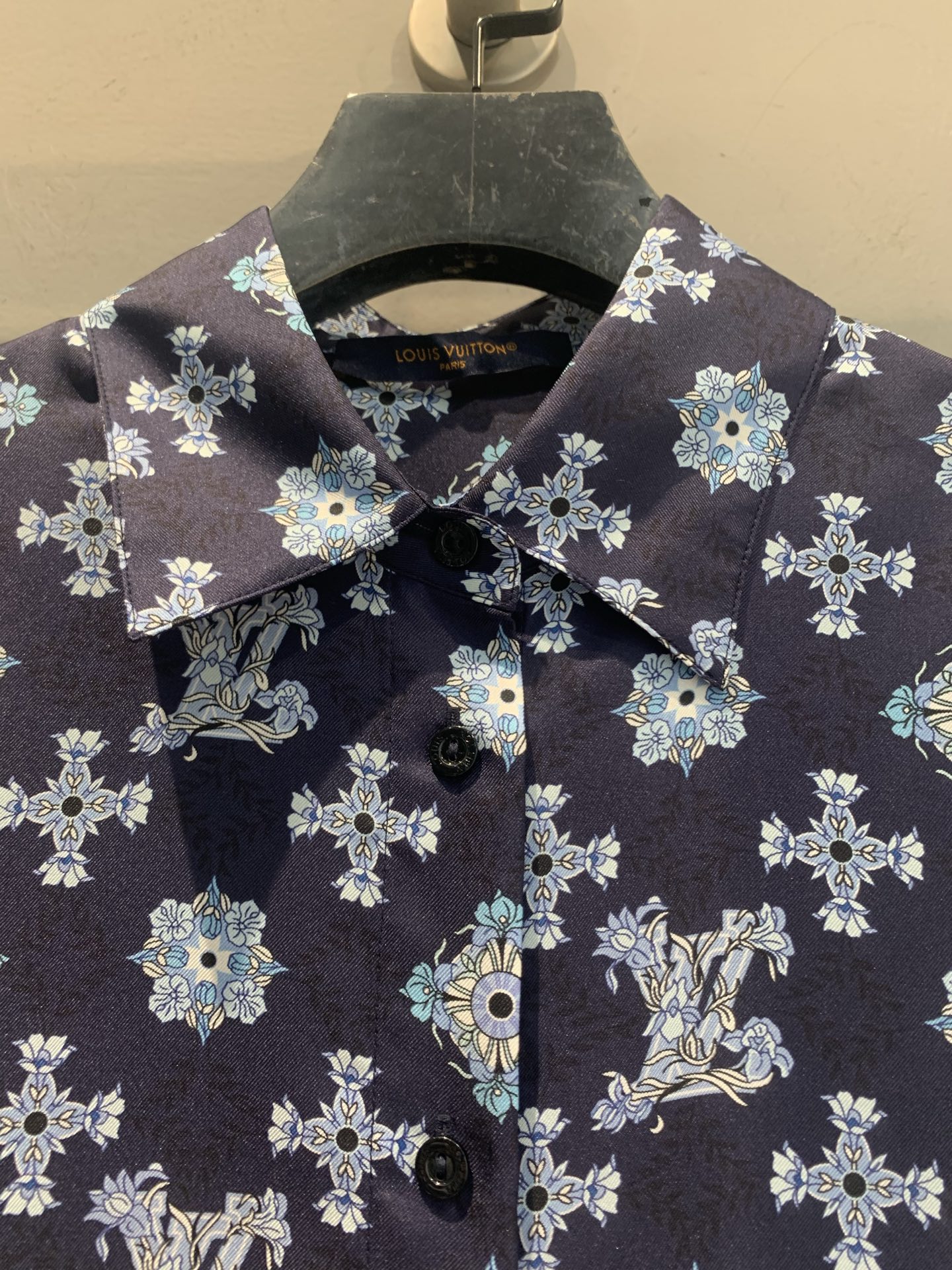 新款 原版开发 L家春夏系列经典Monogram老花衬衫，深蓝底色+白色花纹，品牌辨识度超高✨。高品质棉