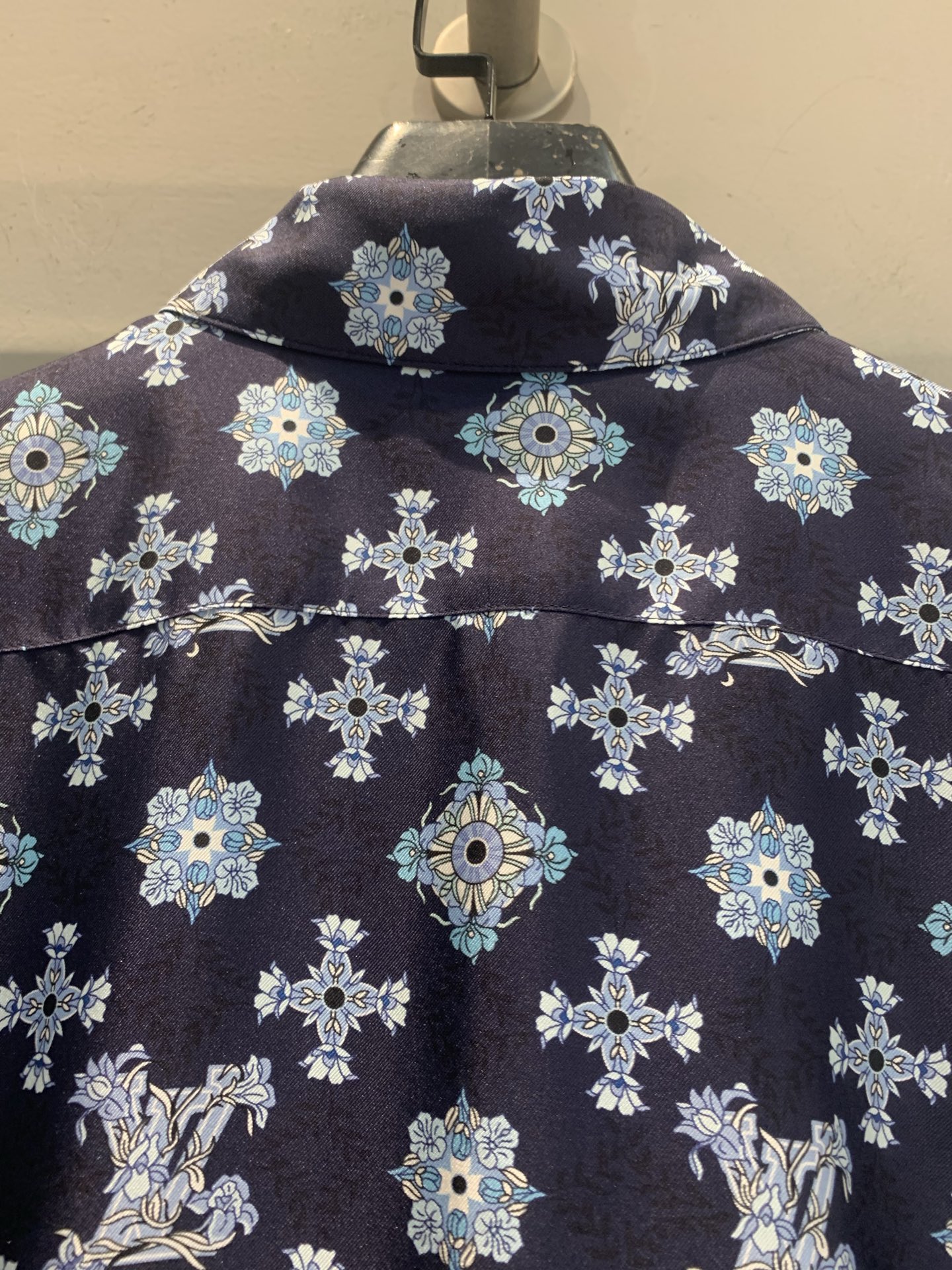 新款 原版开发 L家春夏系列经典Monogram老花衬衫，深蓝底色+白色花纹，品牌辨识度超高✨。高品质棉