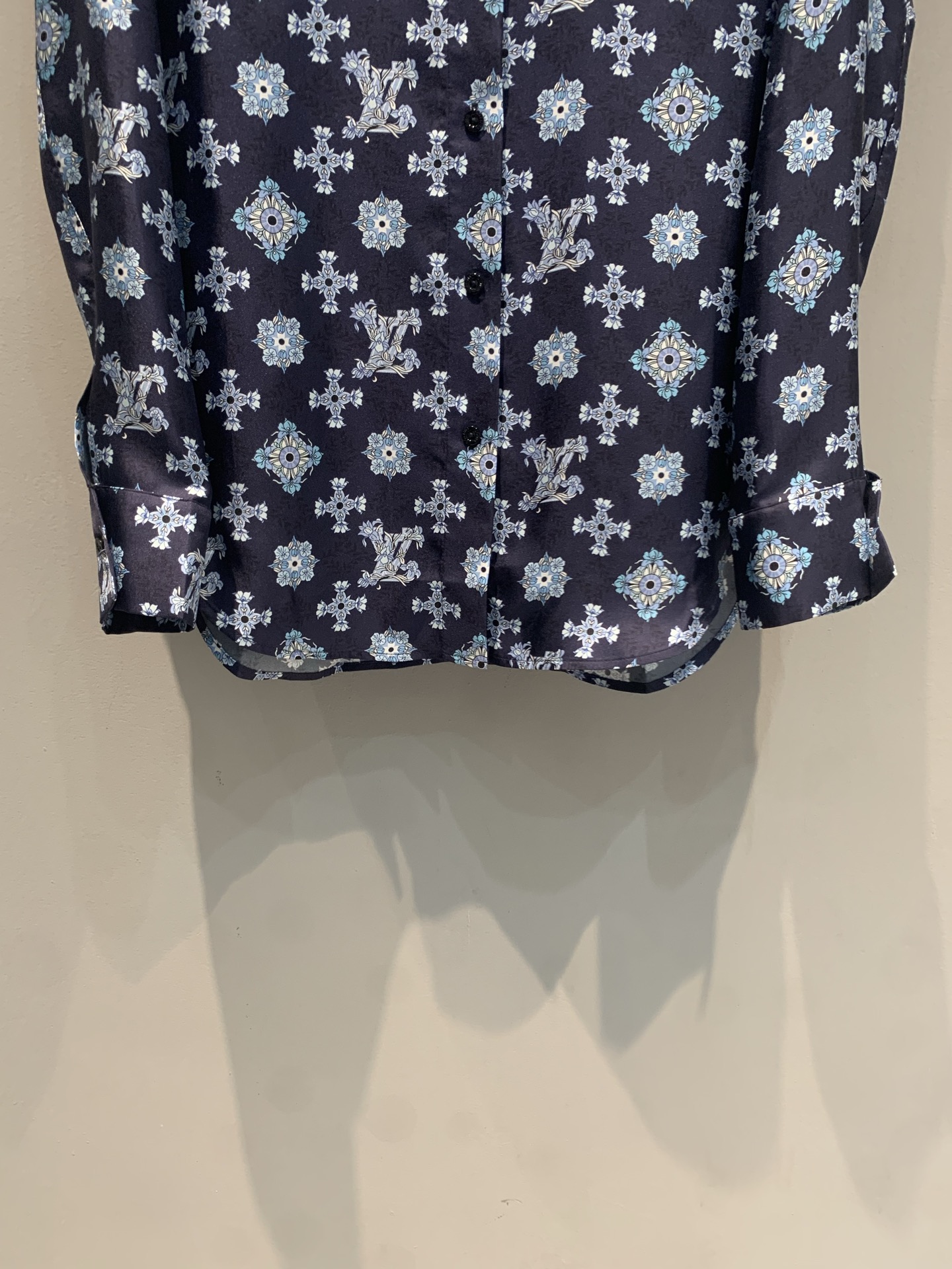 新款 原版开发 L家春夏系列经典Monogram老花衬衫，深蓝底色+白色花纹，品牌辨识度超高✨。高品质棉