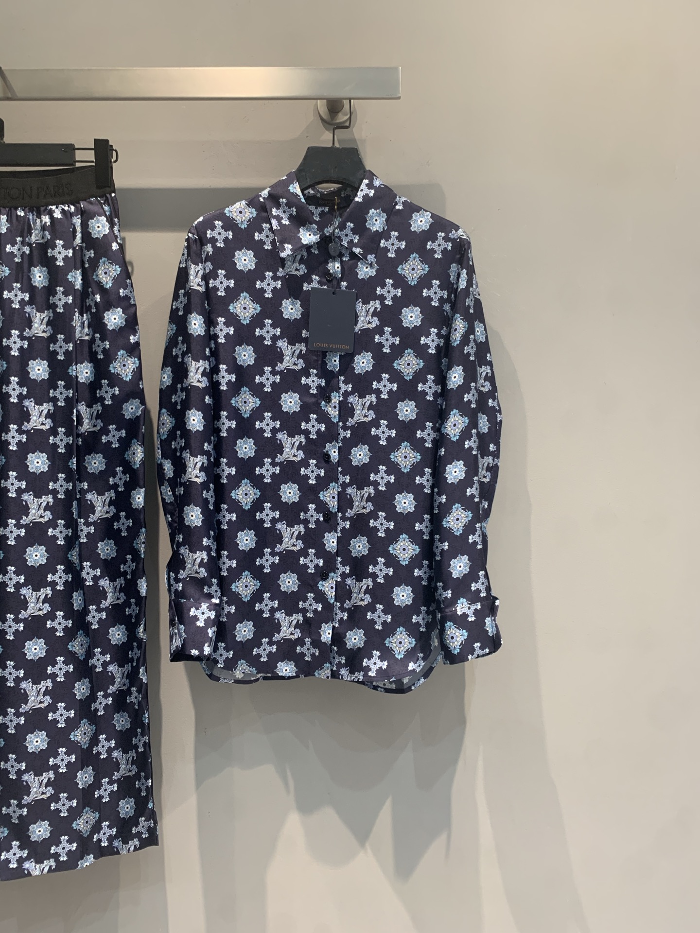 新款 原版开发 L家春夏系列经典Monogram老花衬衫，深蓝底色+白色花纹，品牌辨识度超高✨。高品质棉