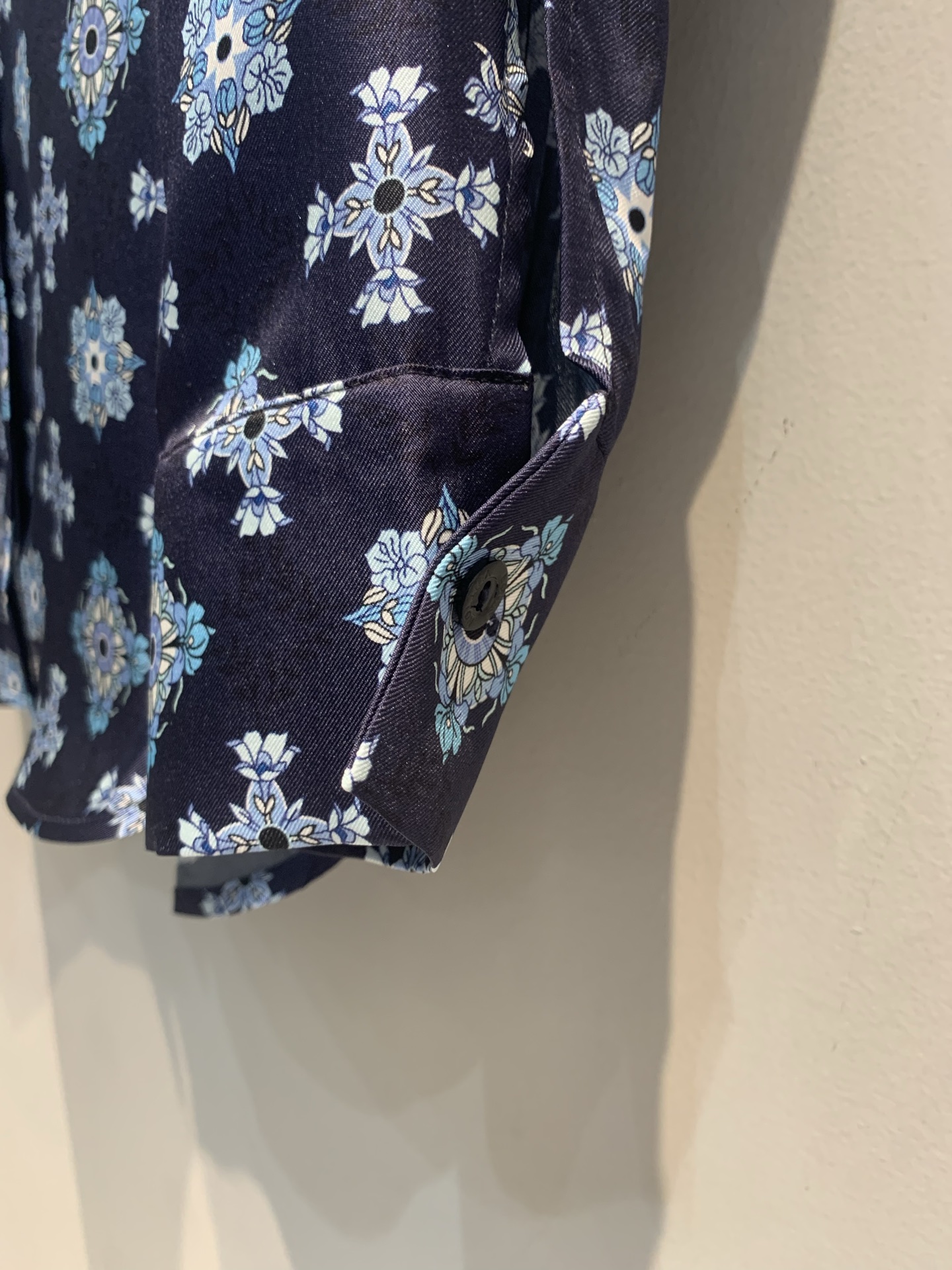 新款 原版开发 L家春夏系列经典Monogram老花衬衫，深蓝底色+白色花纹，品牌辨识度超高✨。高品质棉