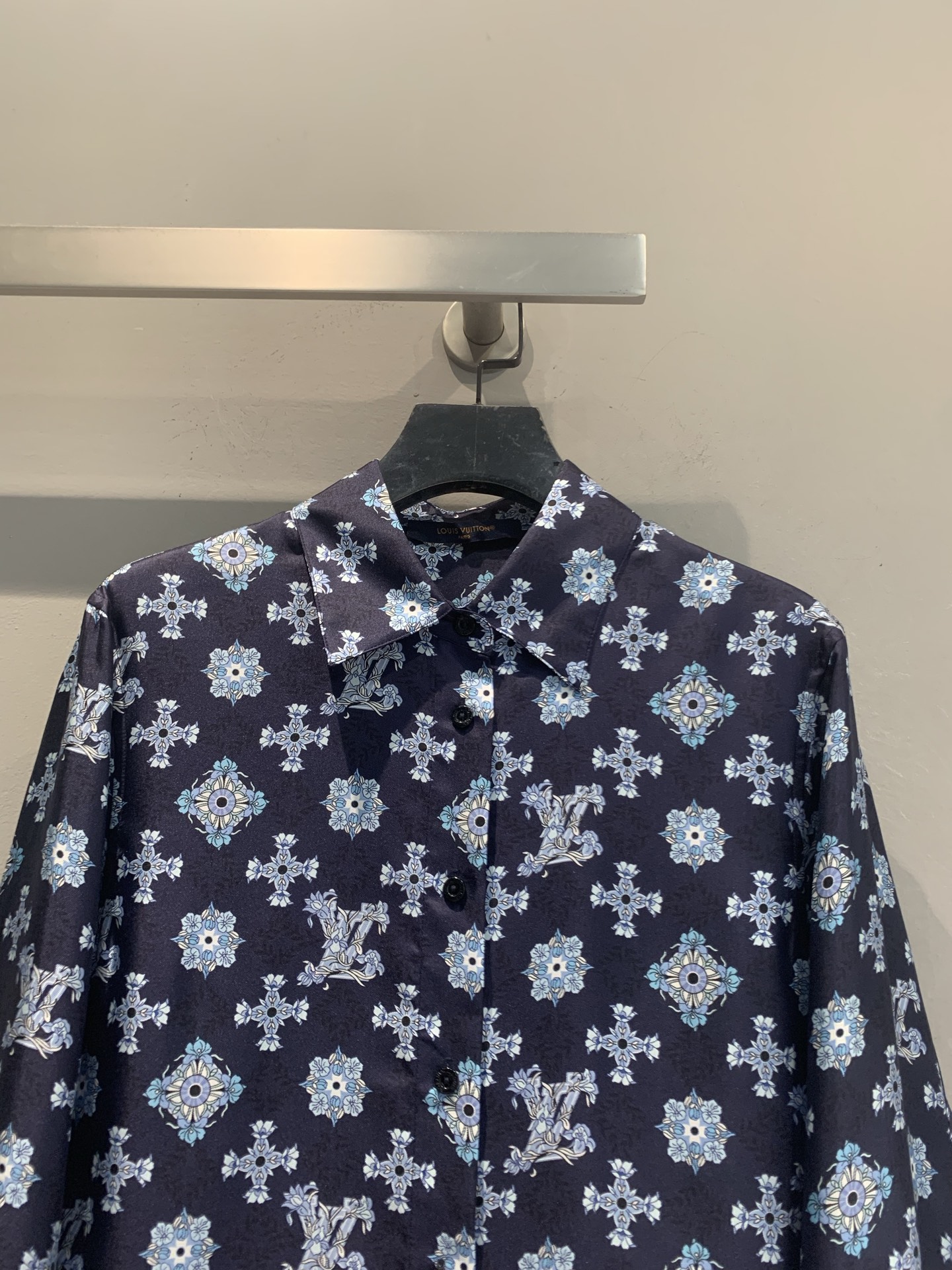 新款 原版开发 L家春夏系列经典Monogram老花衬衫，深蓝底色+白色花纹，品牌辨识度超高✨。高品质棉