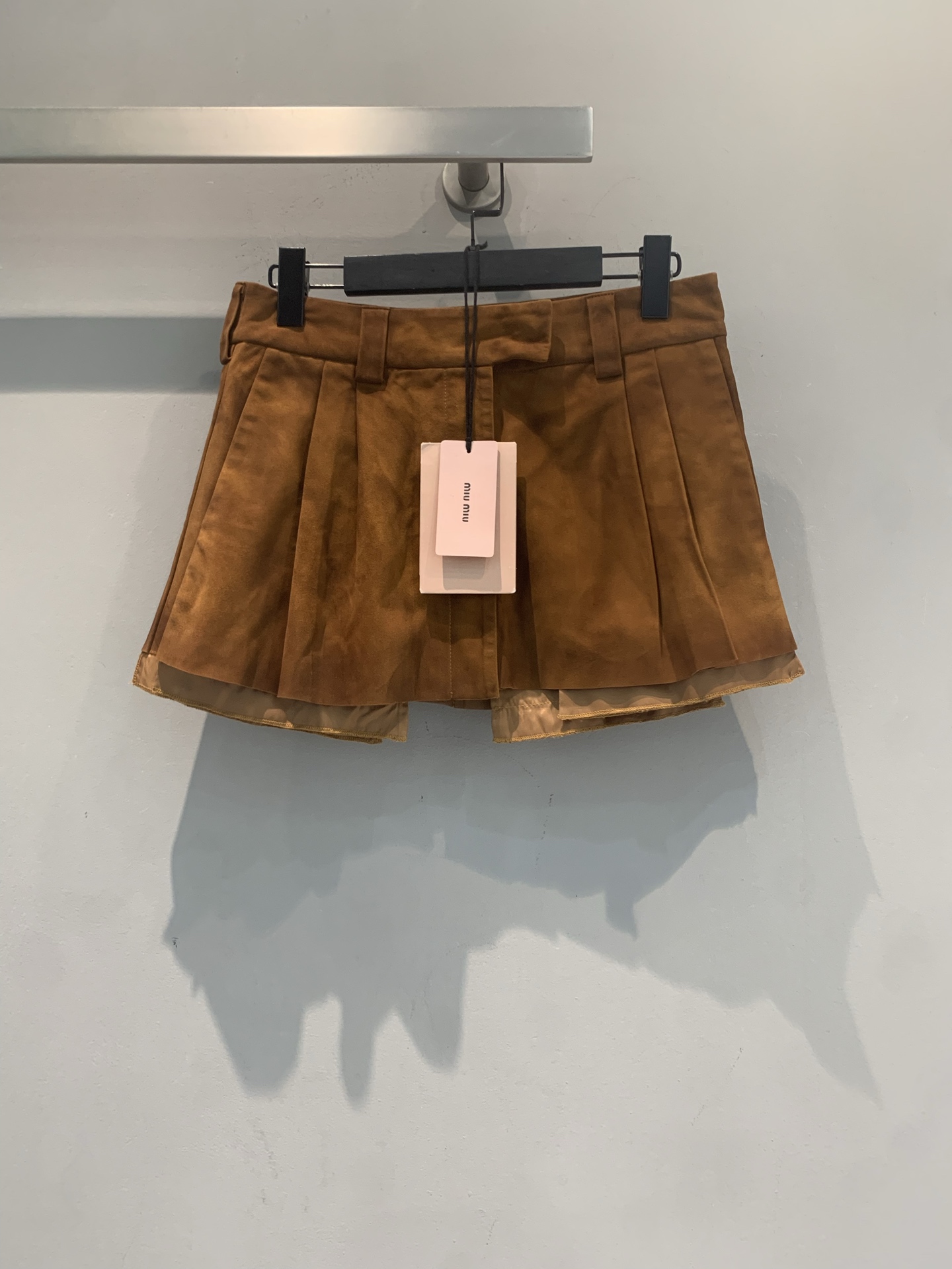 NO:805649,New model shipped M  Miumi* new spring and summer suede pleated skirt, caramel brown has a retro atmosphere, soft texture with a bit of shimmer, high waist + A-line version, slimming and flattering body proportions, metal logo belt embellished details, full of college style. The pleated design is full of layers, looks great with sweaters, Polo shirts or down vests, can be easily used for commuting, shopping, and taking photos, it is a versatile artifact for autumn and winter. Size SML,, miumiu, skirts, down  jacket, chamois leather,19860909新款出货啦M Miumi*春夏新款麂皮绒百褶半身裙,焦糖棕色超有复古氛围感,质地柔软带点微光,高腰+A字版型,显瘦又修饰身材比例,金属徽标腰带点缀细节,学院风满满.百褶设计层次感十足,搭配针织衫、Polo衫或羽绒马甲都很出彩,通勤、逛街、拍照都能轻松驾驭,是秋冬百搭神器.码数SML,,miumiu,skirts,down jacket,chamois leather,,Women's clothing