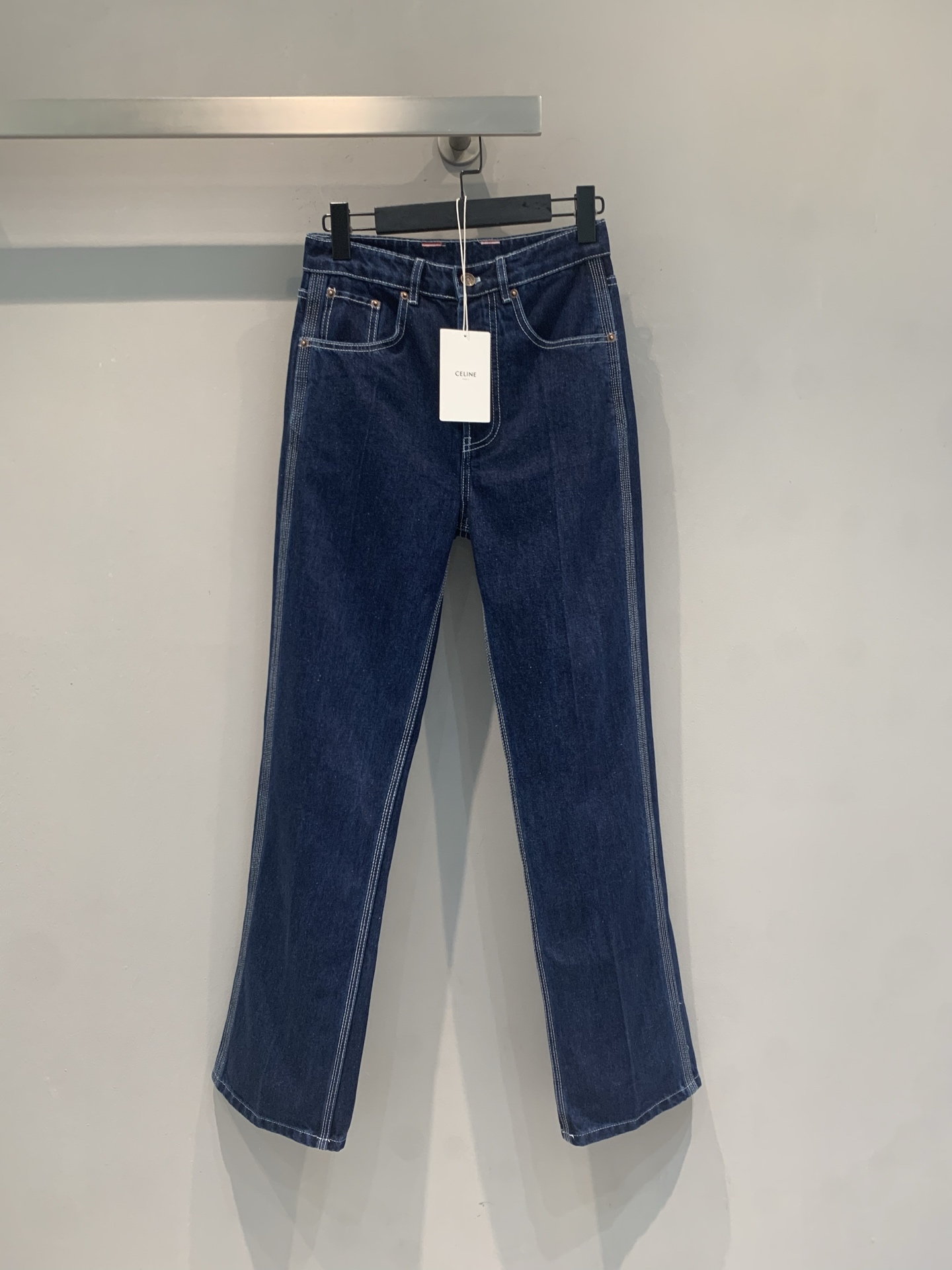 新款🆕 原版开发 Celin*春夏系列皮牌微喇牛仔裤，经典丹宁面料，深蓝色调+白色明线，复古感满满！微喇