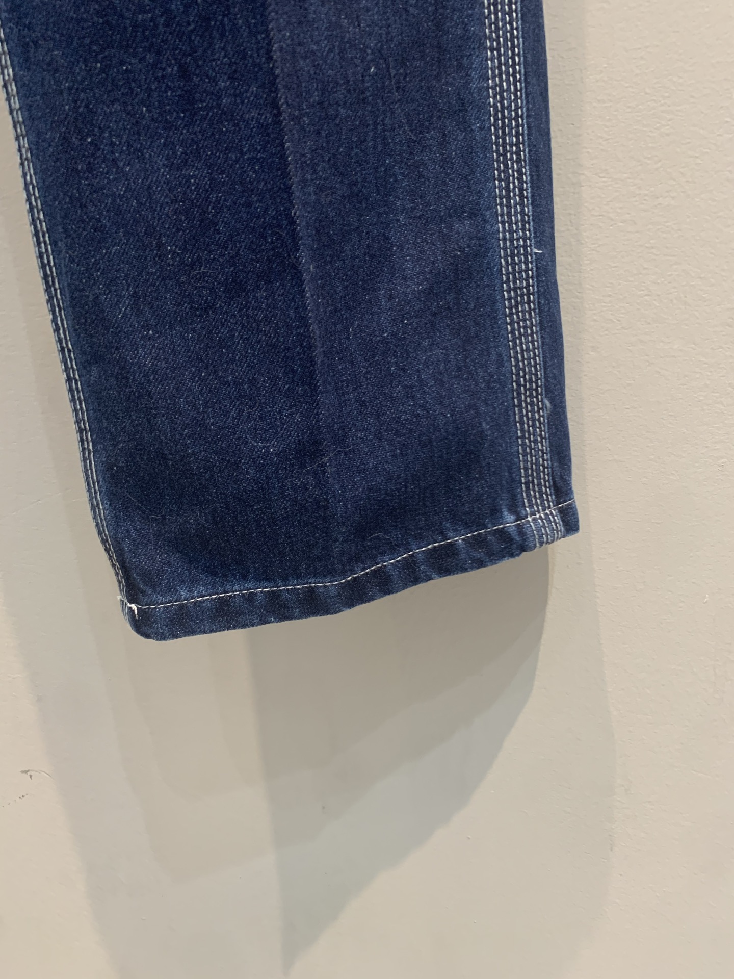 新款🆕 原版开发 Celin*春夏系列皮牌微喇牛仔裤，经典丹宁面料，深蓝色调+白色明线，复古感满满！微喇