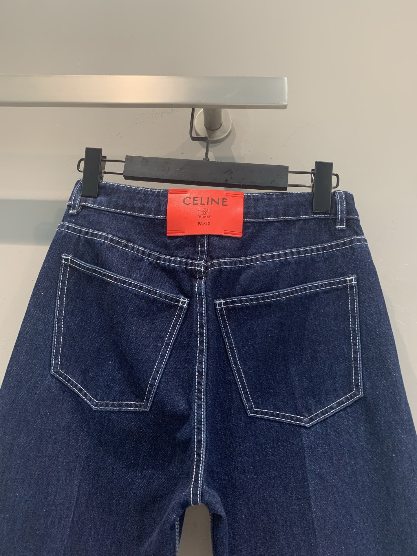 新款🆕 原版开发 Celin*春夏系列皮牌微喇牛仔裤，经典丹宁面料，深蓝色调+白色明线，复古感满满！微喇