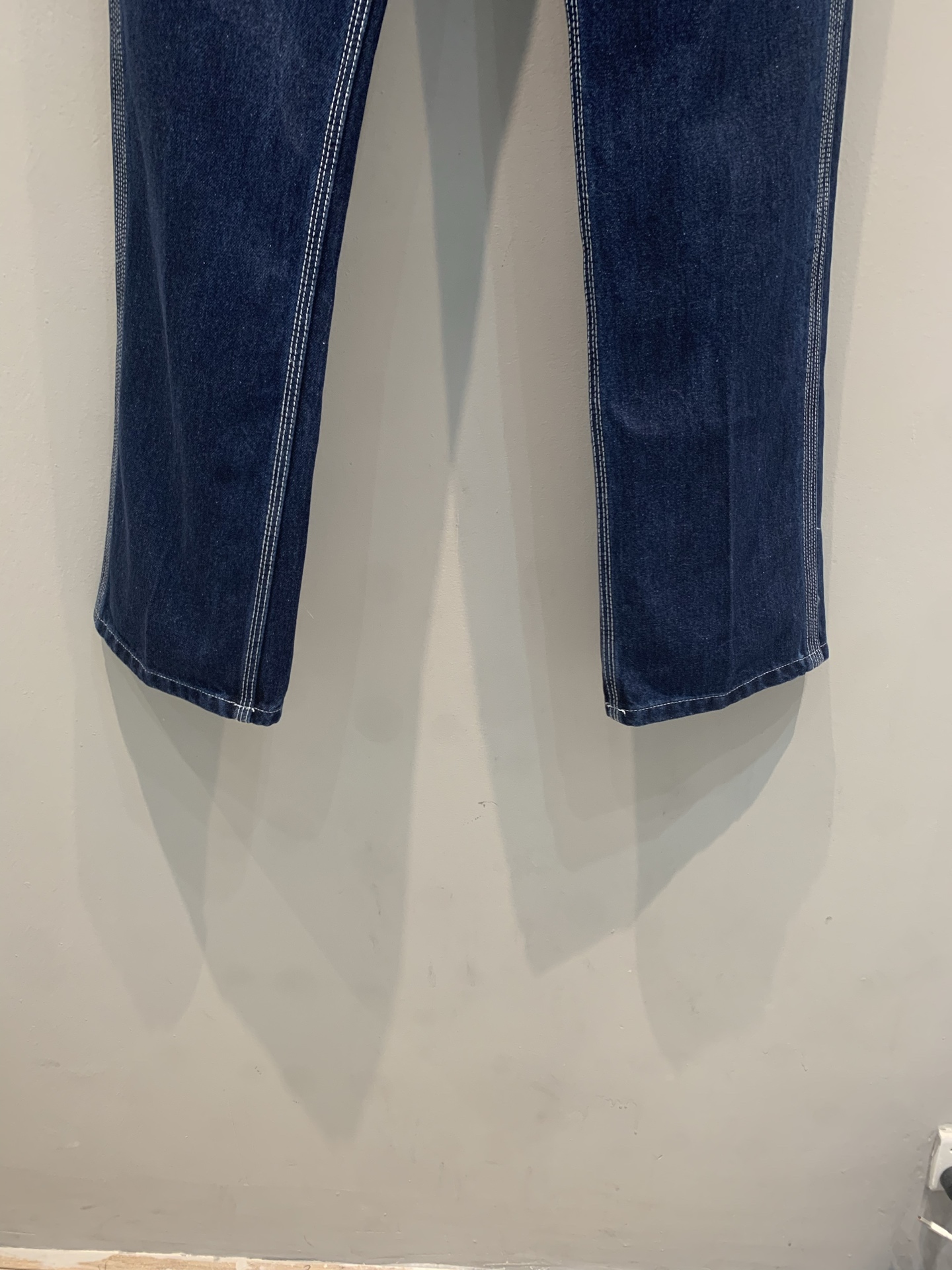 新款🆕 原版开发 Celin*春夏系列皮牌微喇牛仔裤，经典丹宁面料，深蓝色调+白色明线，复古感满满！微喇