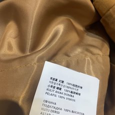 新款🆕 Miumi*春夏新款麂皮绒百褶半身裙,焦糖棕色超有复古氛围感,质地柔软带点微光,高腰+A字版型, 新款🆕 Miumi*春夏新款麂皮绒百褶半身裙,焦糖棕色超有复古氛围感,质地柔软带点微光,高腰+A字版型,