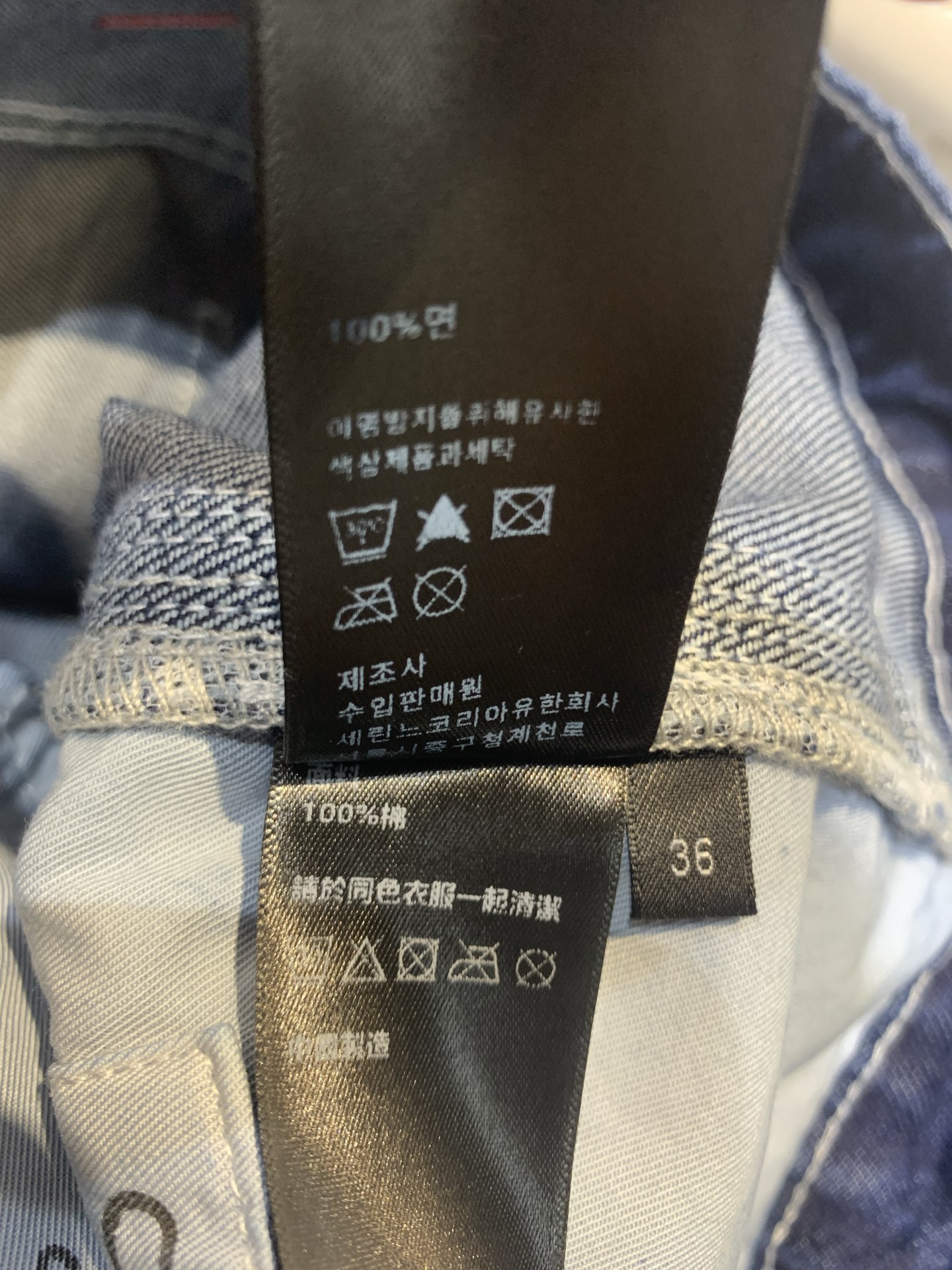 新款🆕 原版开发 Celin*春夏系列皮牌微喇牛仔裤，经典丹宁面料，深蓝色调+白色明线，复古感满满！微喇