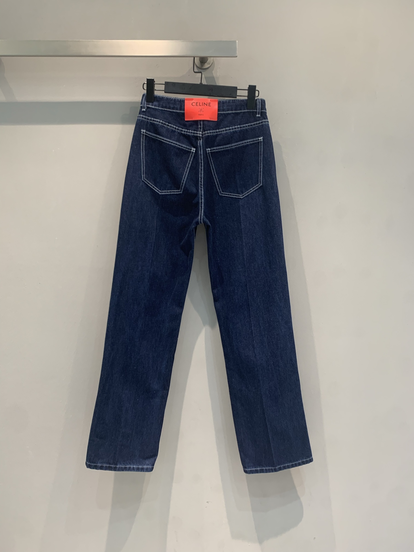 新款🆕 原版开发 Celin*春夏系列皮牌微喇牛仔裤，经典丹宁面料，深蓝色调+白色明线，复古感满满！微喇