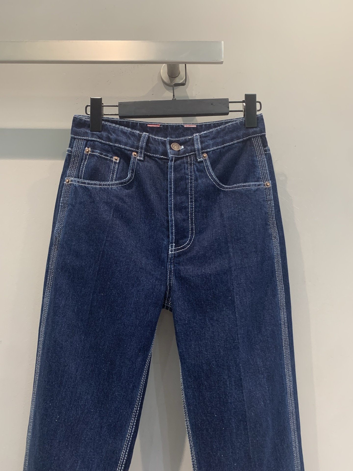 新款🆕 原版开发 Celin*春夏系列皮牌微喇牛仔裤，经典丹宁面料，深蓝色调+白色明线，复古感满满！微喇