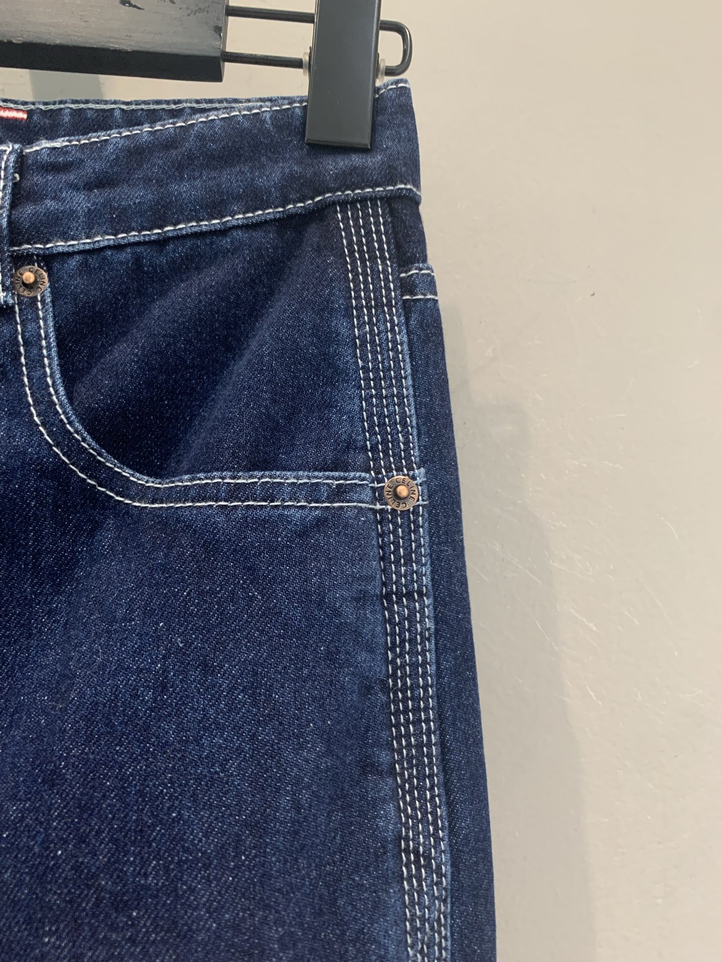 新款🆕 原版开发 Celin*春夏系列皮牌微喇牛仔裤，经典丹宁面料，深蓝色调+白色明线，复古感满满！微喇