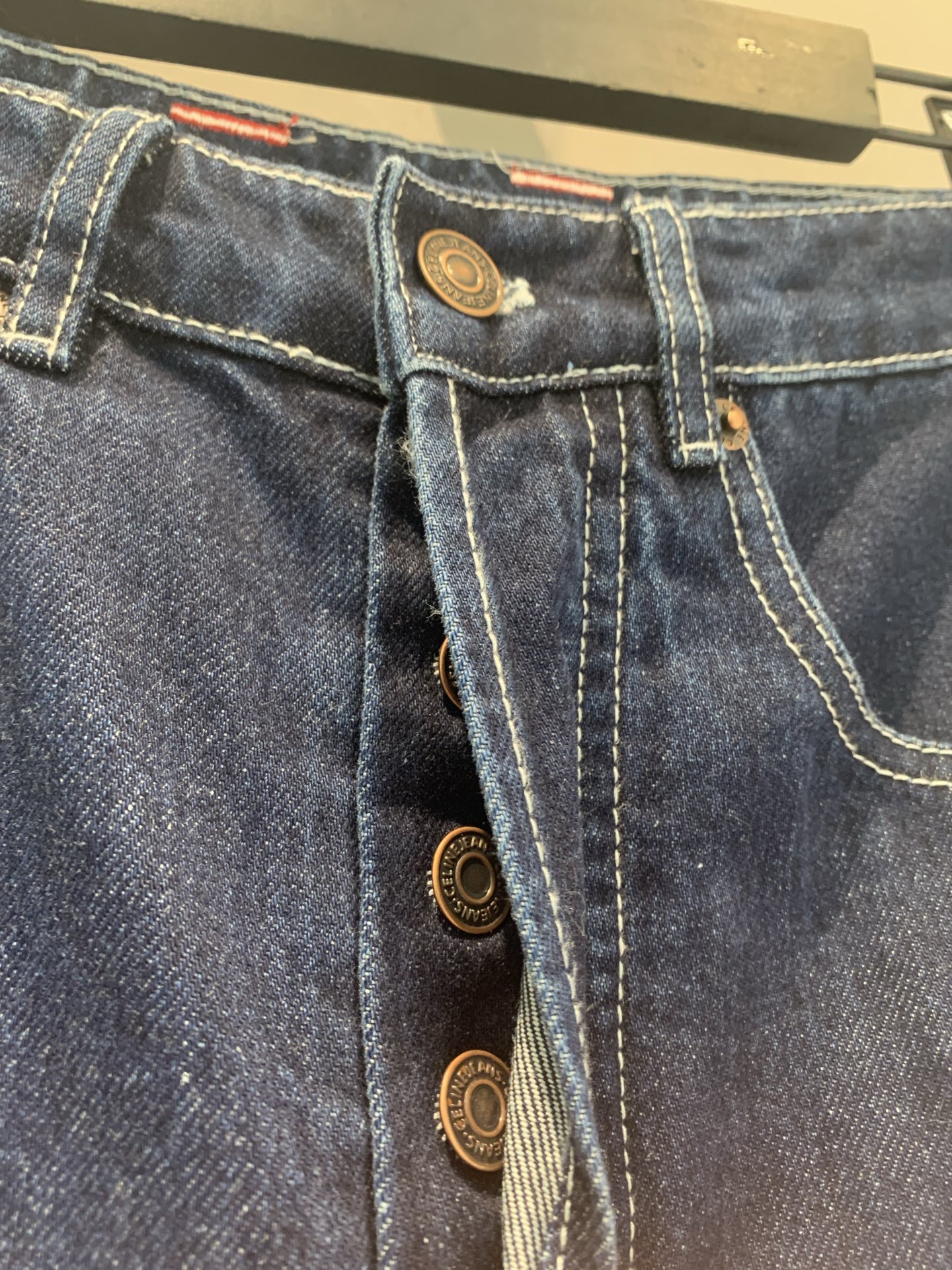 新款🆕 原版开发 Celin*春夏系列皮牌微喇牛仔裤，经典丹宁面料，深蓝色调+白色明线，复古感满满！微喇