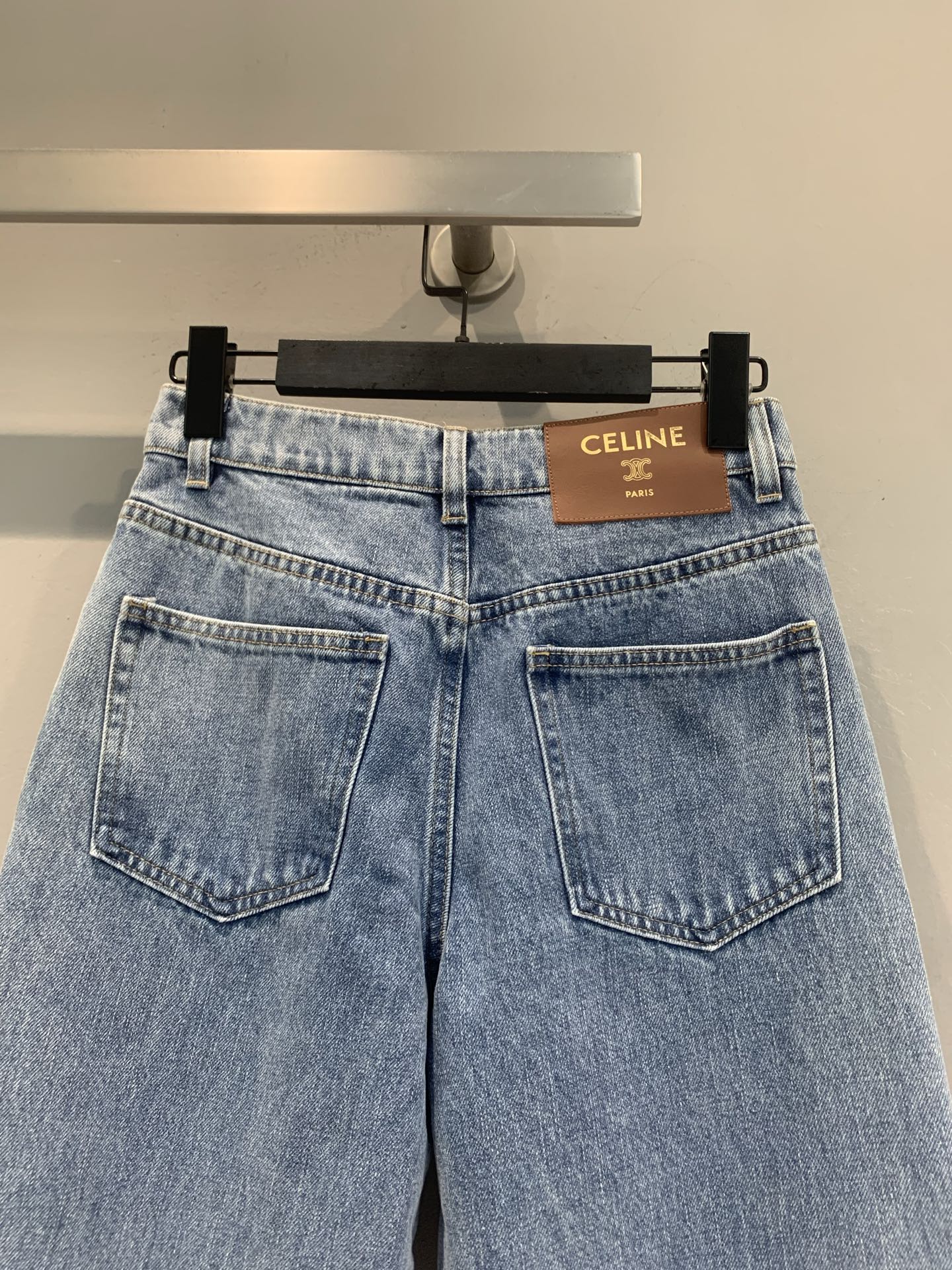 新款🆕 原版开发 Celin*春夏新款时髦百搭Nino皮牌牛仔裤。采用浅蓝水洗面料，复古感满满，高腰直筒