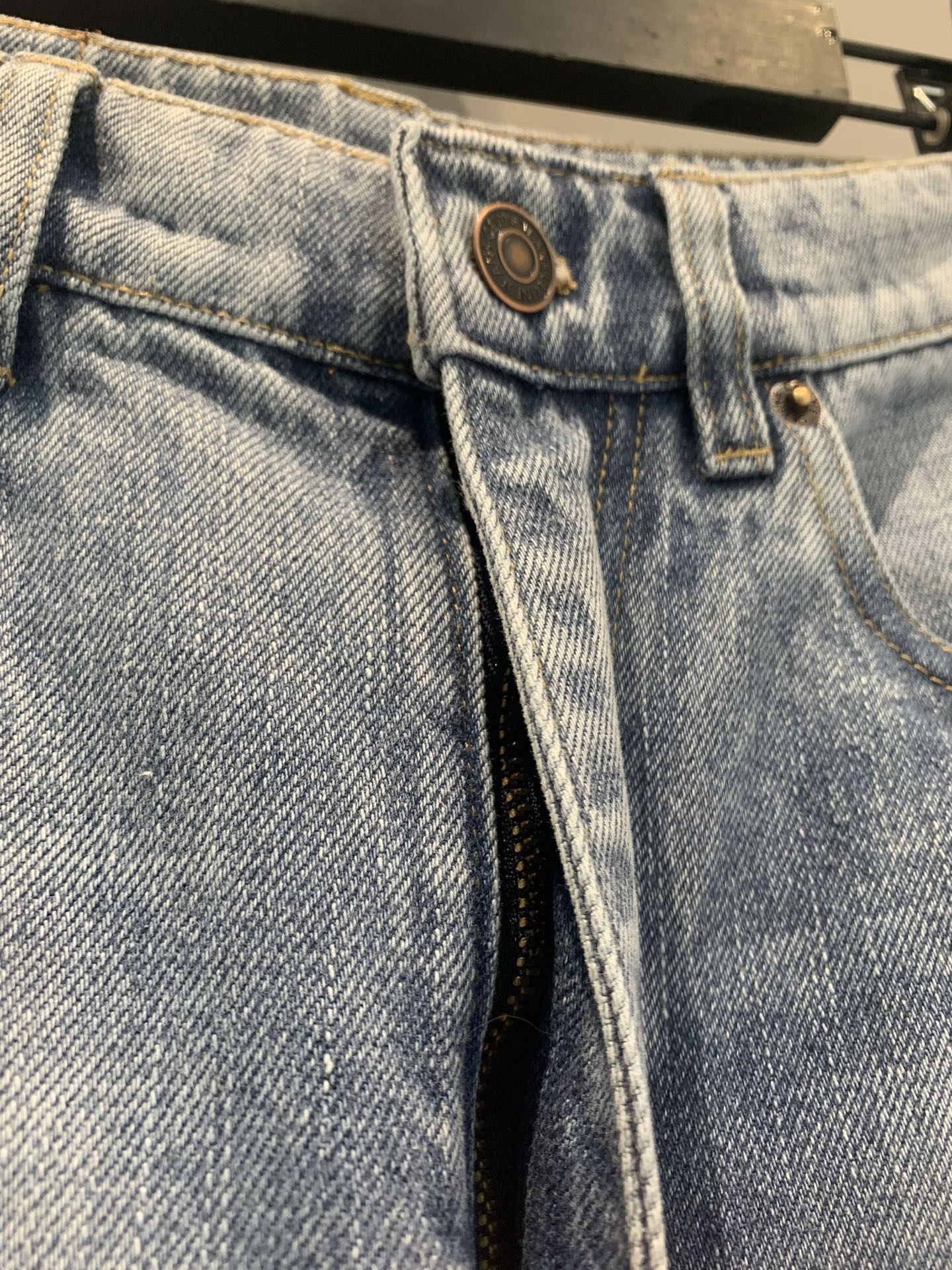 新款🆕 原版开发 Celin*春夏新款时髦百搭Nino皮牌牛仔裤。采用浅蓝水洗面料，复古感满满，高腰直筒