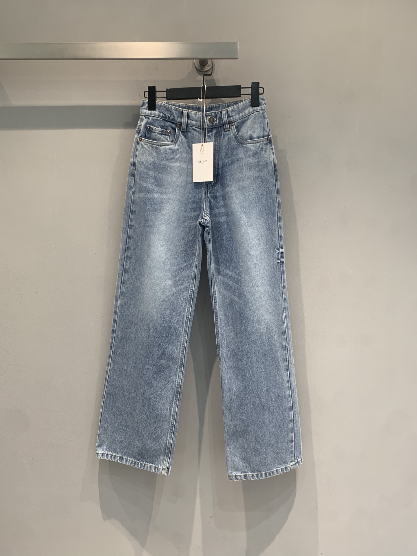 NO:805648,The new model is shipped M. The original development of Celin* spring and summer new fashionable and versatile Nino leather brand jeans. Made of light blue washed fabric, full of retro feel, high waist straight design to modify the leg shape, slimming and taller. The back pocket is simple and practical, and the raw edge details on the trouser legs are super design. The fabric is soft and breathable, comfortable to wear, suitable for commuting and leisure. Paired with a short top or sweater, you can easily create a lazy Korean style, fashionable and versatile!  Code number SML,,celine,jeans,19860909新款出货啦M 原版开发 Celin*春夏新款时髦百搭Nino皮牌牛仔裤.采用浅蓝水洗面料,复古感满满,高腰直筒设计修饰腿型,显瘦又显高.后袋简约实用,裤脚毛边细节超有设计感.面料柔软透气,穿着舒适,通勤休闲都很适合.搭配短上衣或针织衫,轻松打造慵懒韩系风,时髦又百搭！码数SML,,celine,jeans,,Women's clothing