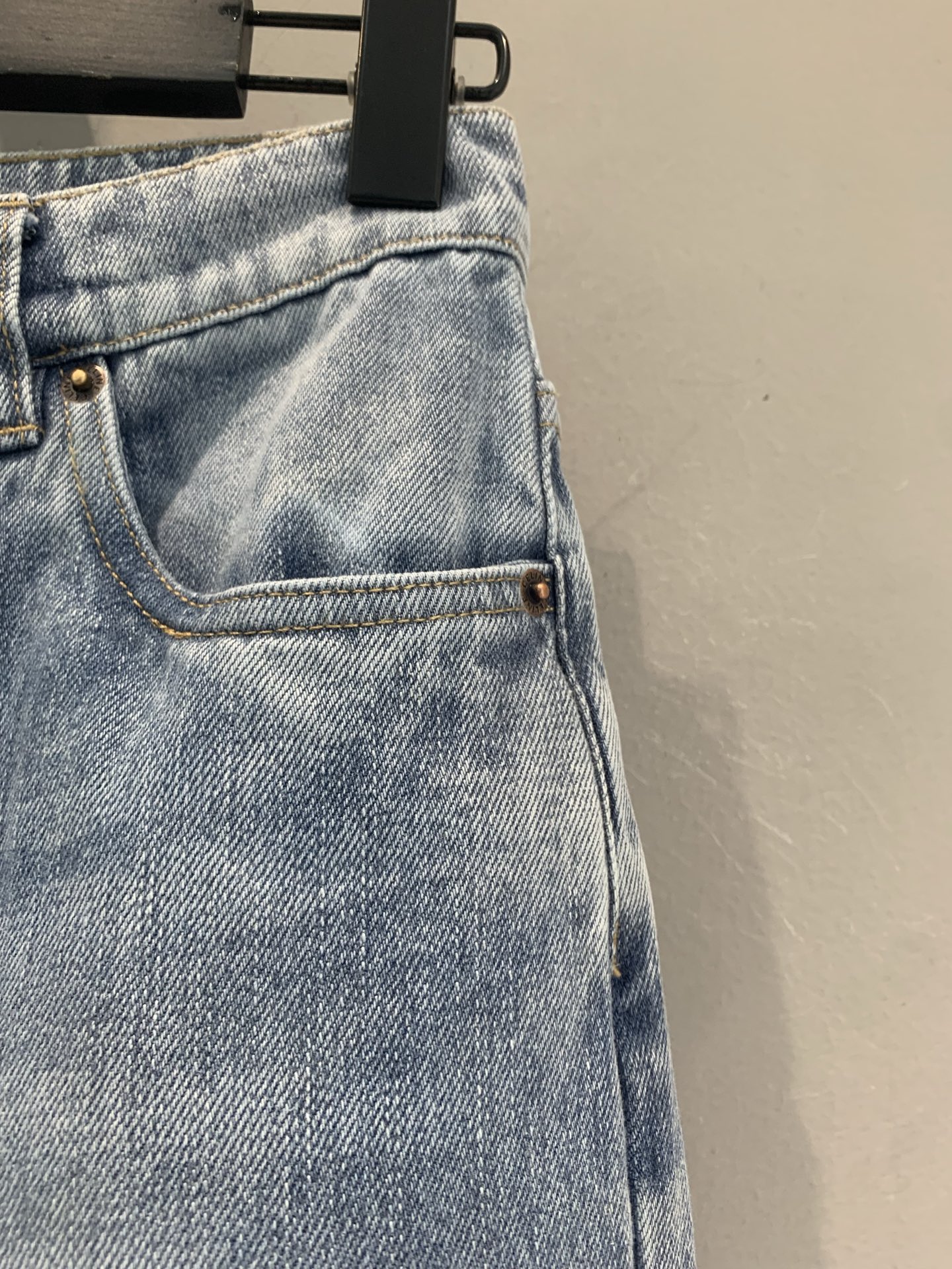 新款🆕 原版开发 Celin*春夏新款时髦百搭Nino皮牌牛仔裤。采用浅蓝水洗面料，复古感满满，高腰直筒